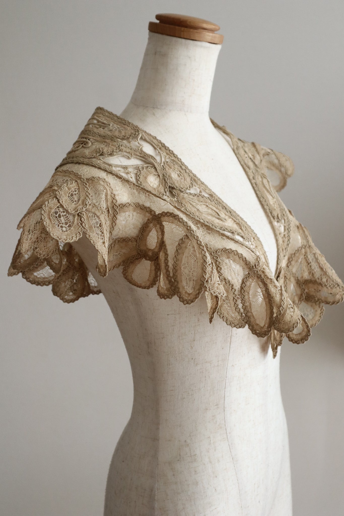 1895–1905 English Linen Bertha Collar