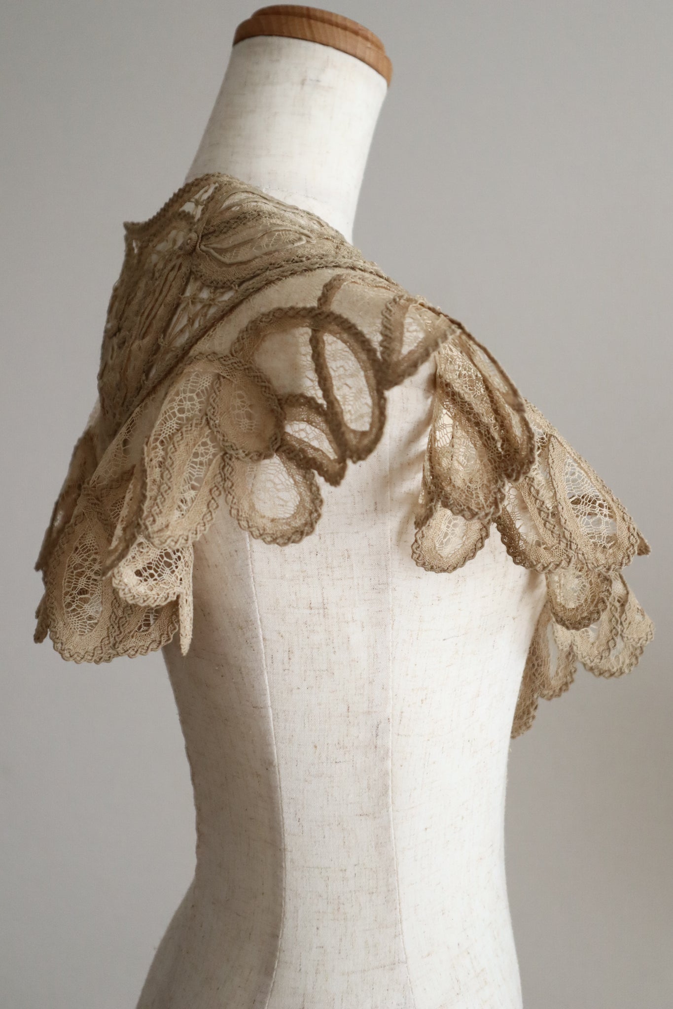 1895–1905 English Linen Bertha Collar