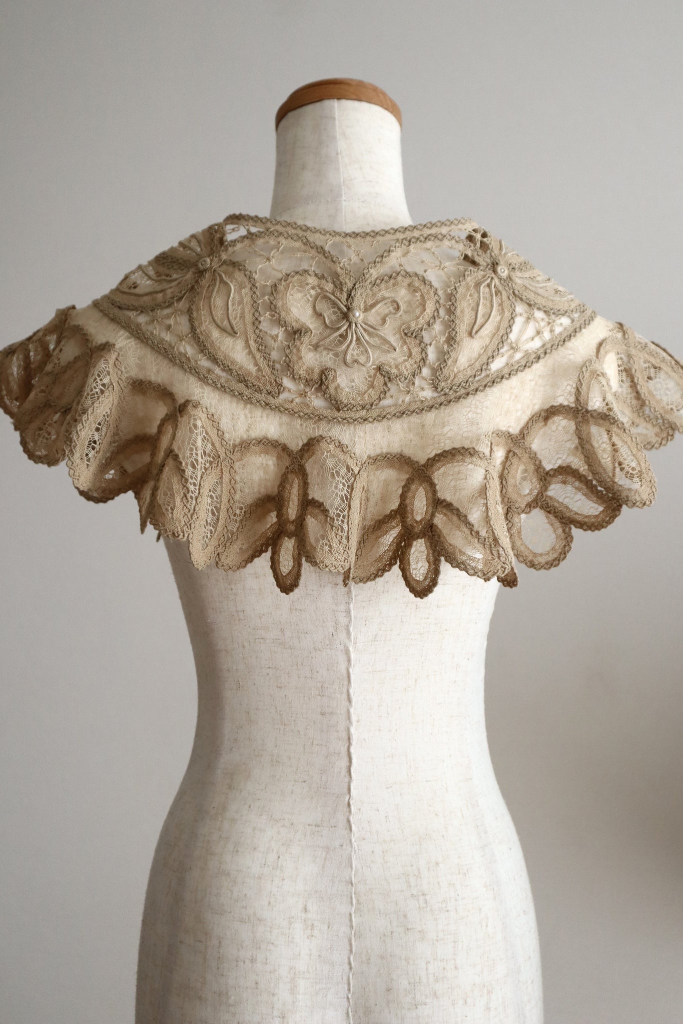 1895–1905 English Linen Bertha Collar