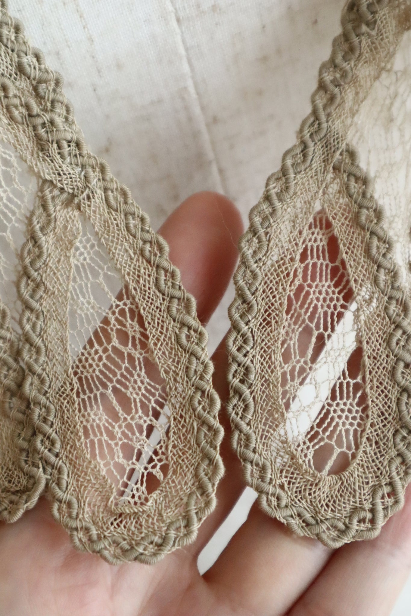 1895–1905 English Linen Bertha Collar