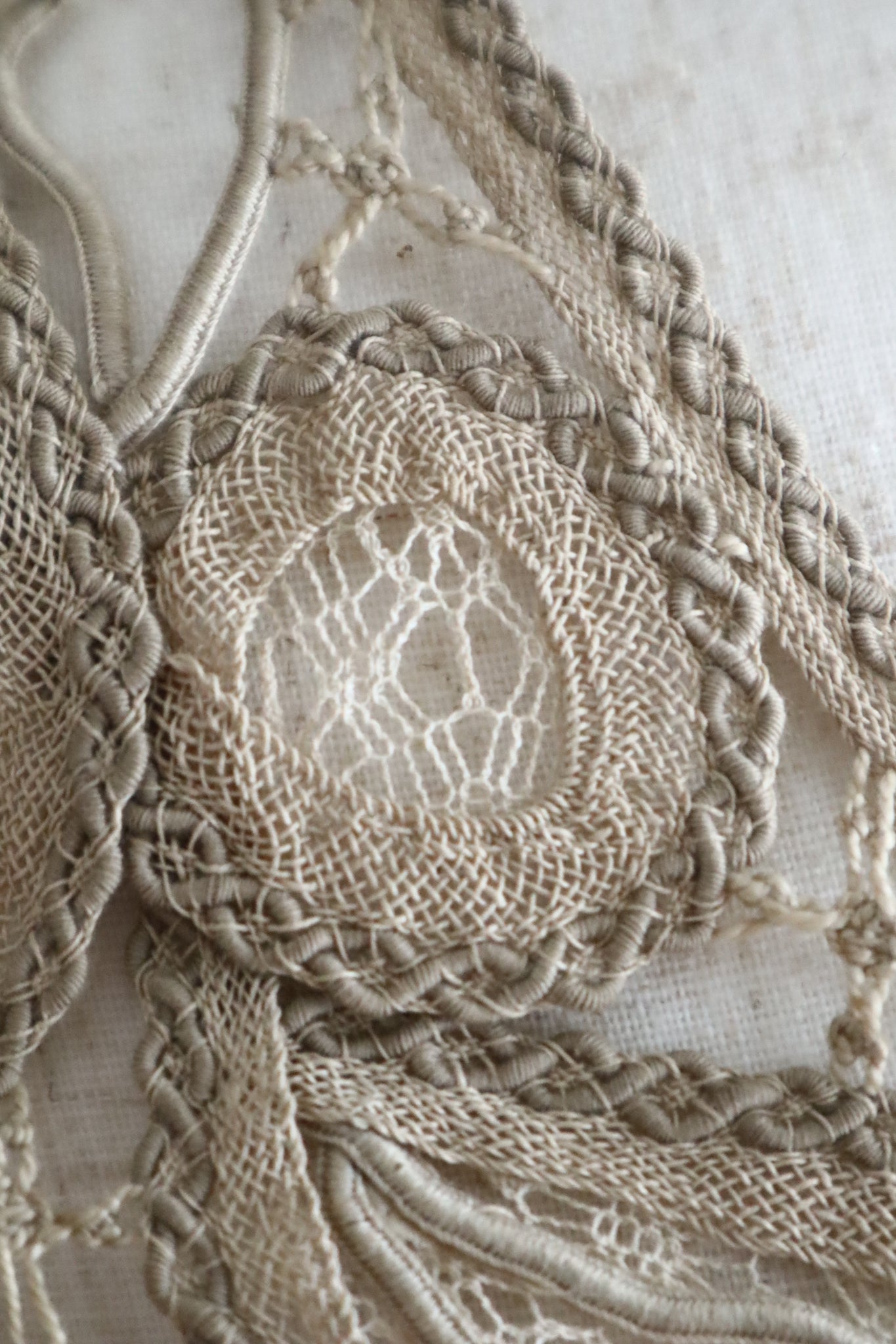 1895–1905 English Linen Bertha Collar