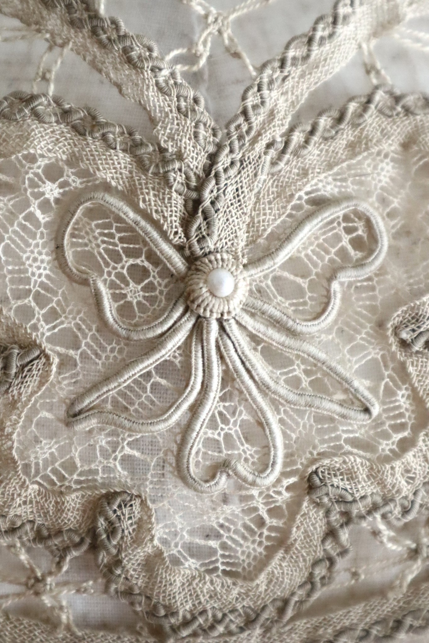 1895–1905 English Linen Bertha Collar