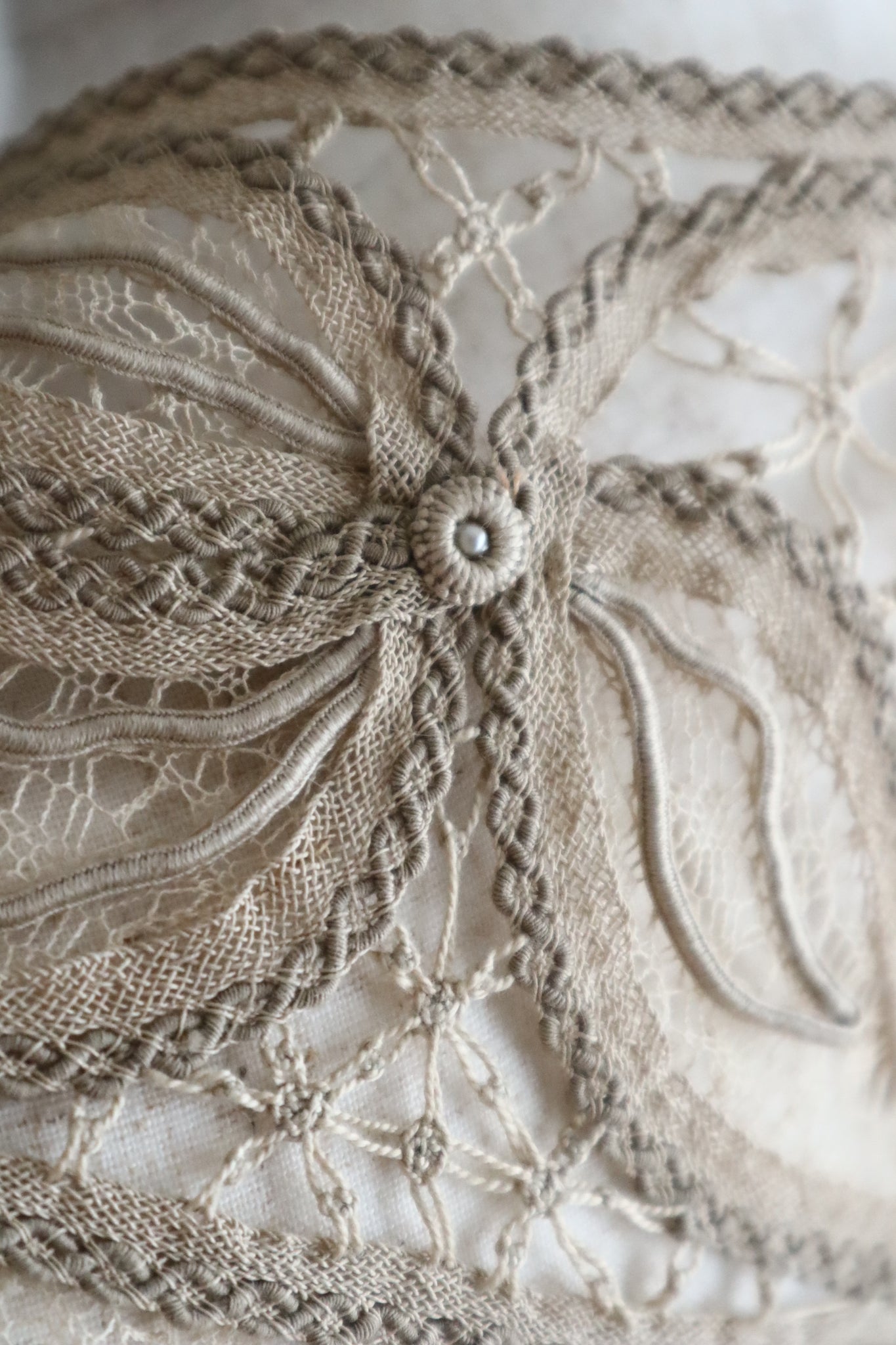 1895–1905 English Linen Bertha Collar