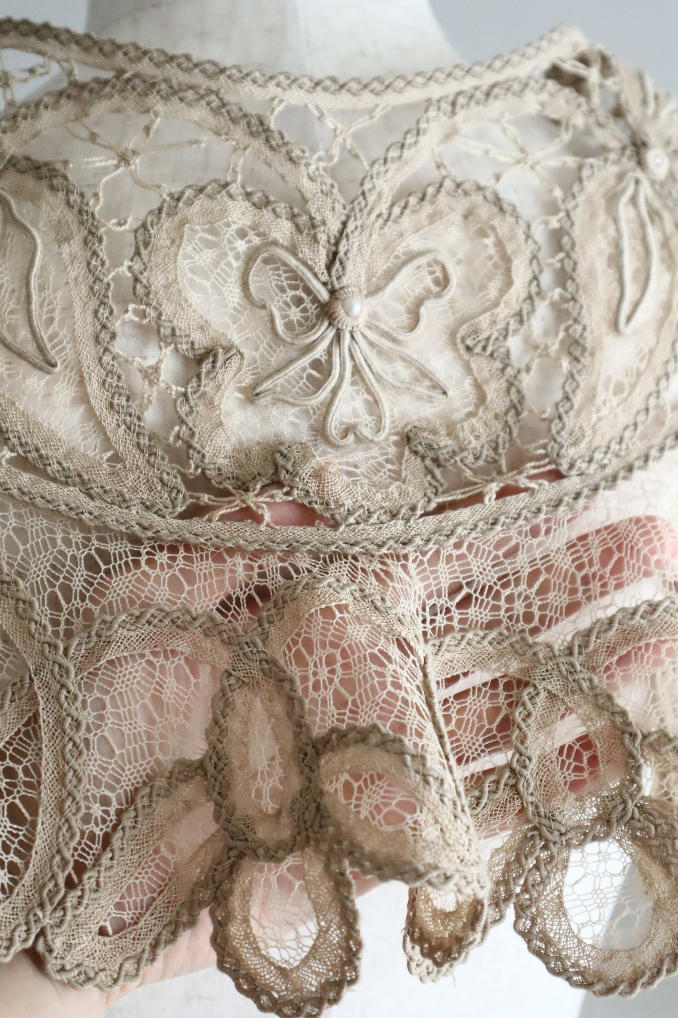 1895–1905 English Linen Bertha Collar