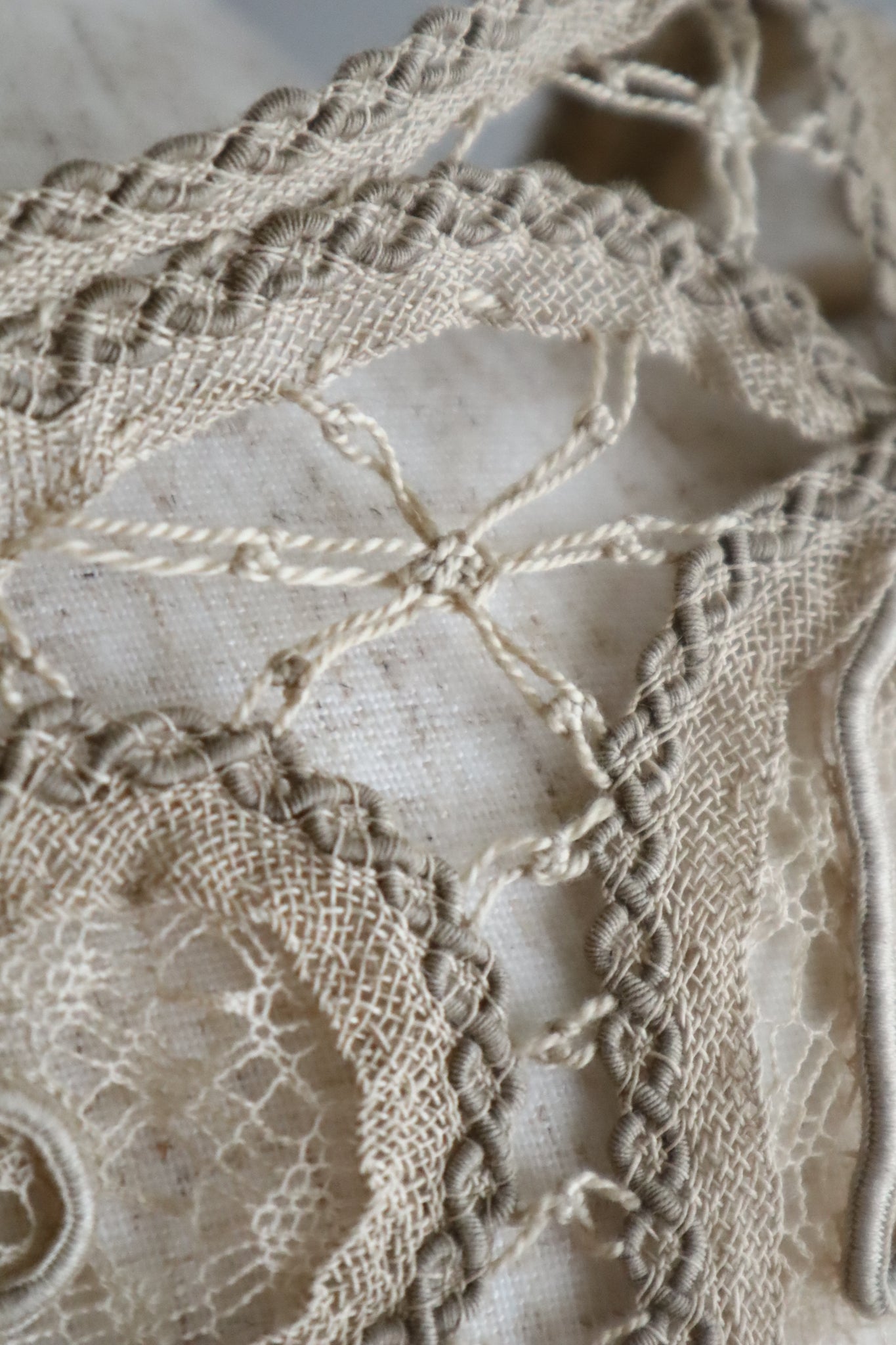 1895–1905 English Linen Bertha Collar