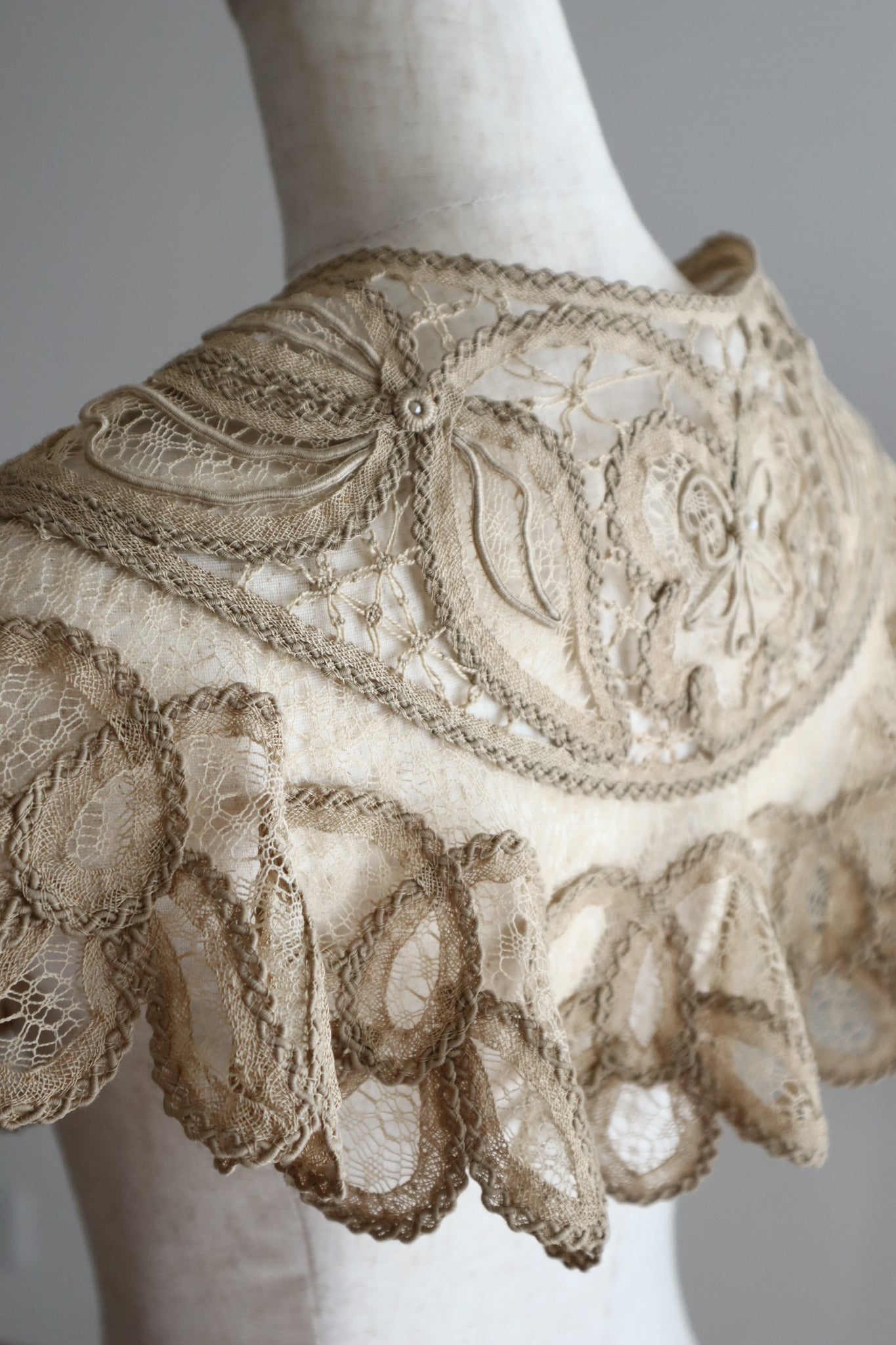 1895–1905 English Linen Bertha Collar