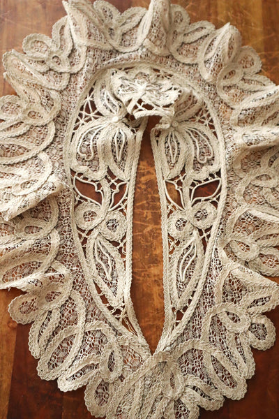 1895–1905 English Linen Bertha Collar
