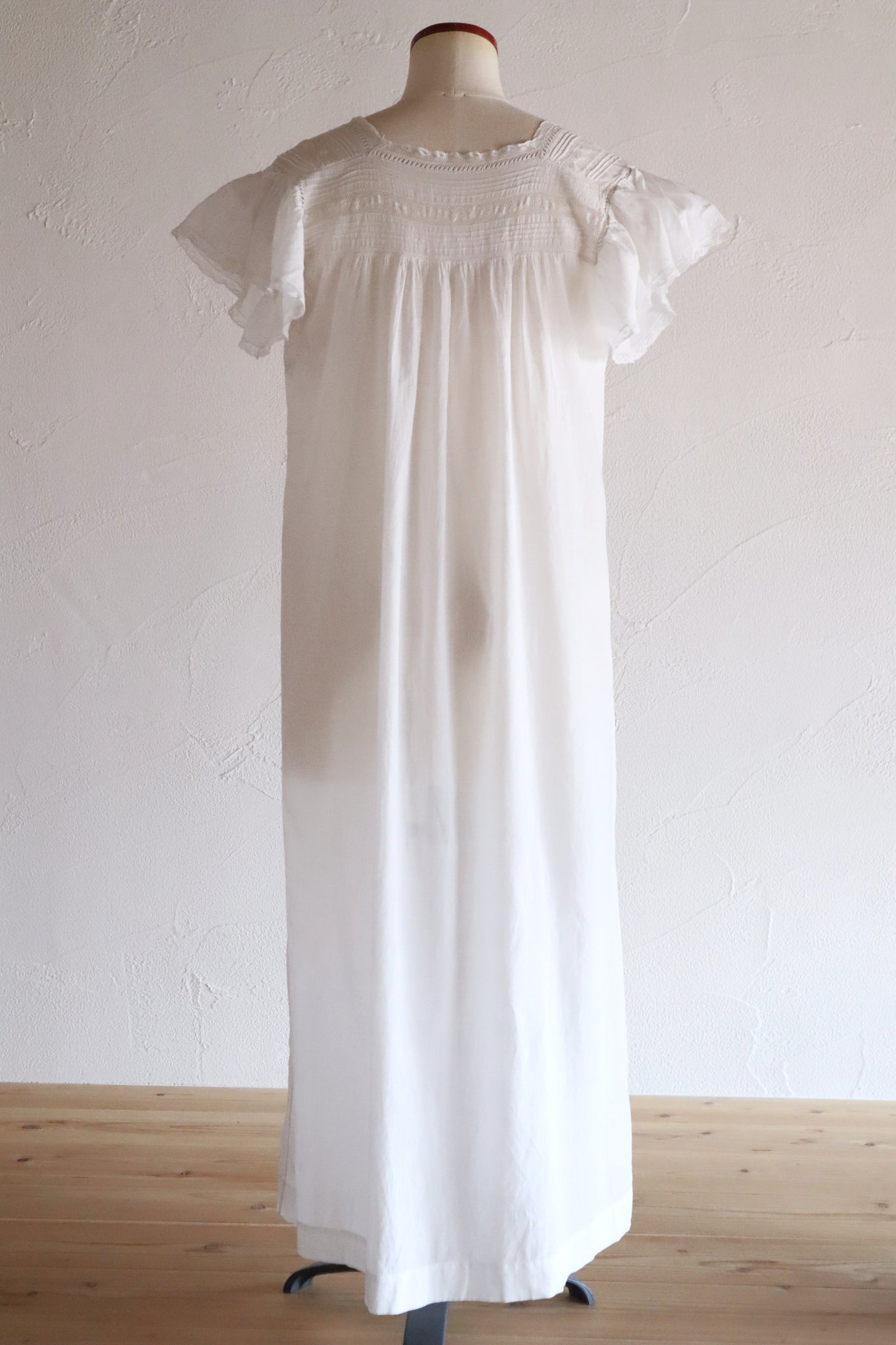 1900s French Hand-Sewn Cotton Lawn Dress