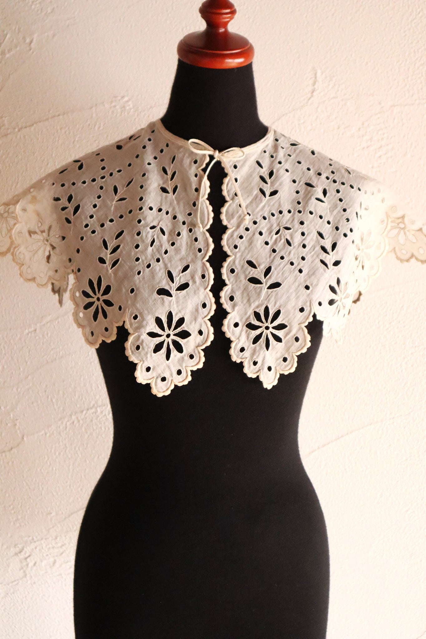 1910s Hand Embroidered Cutwork Linen Collar