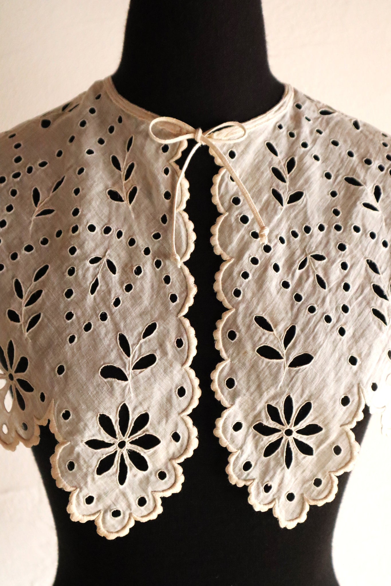1910s Hand Embroidered Cutwork Linen Collar