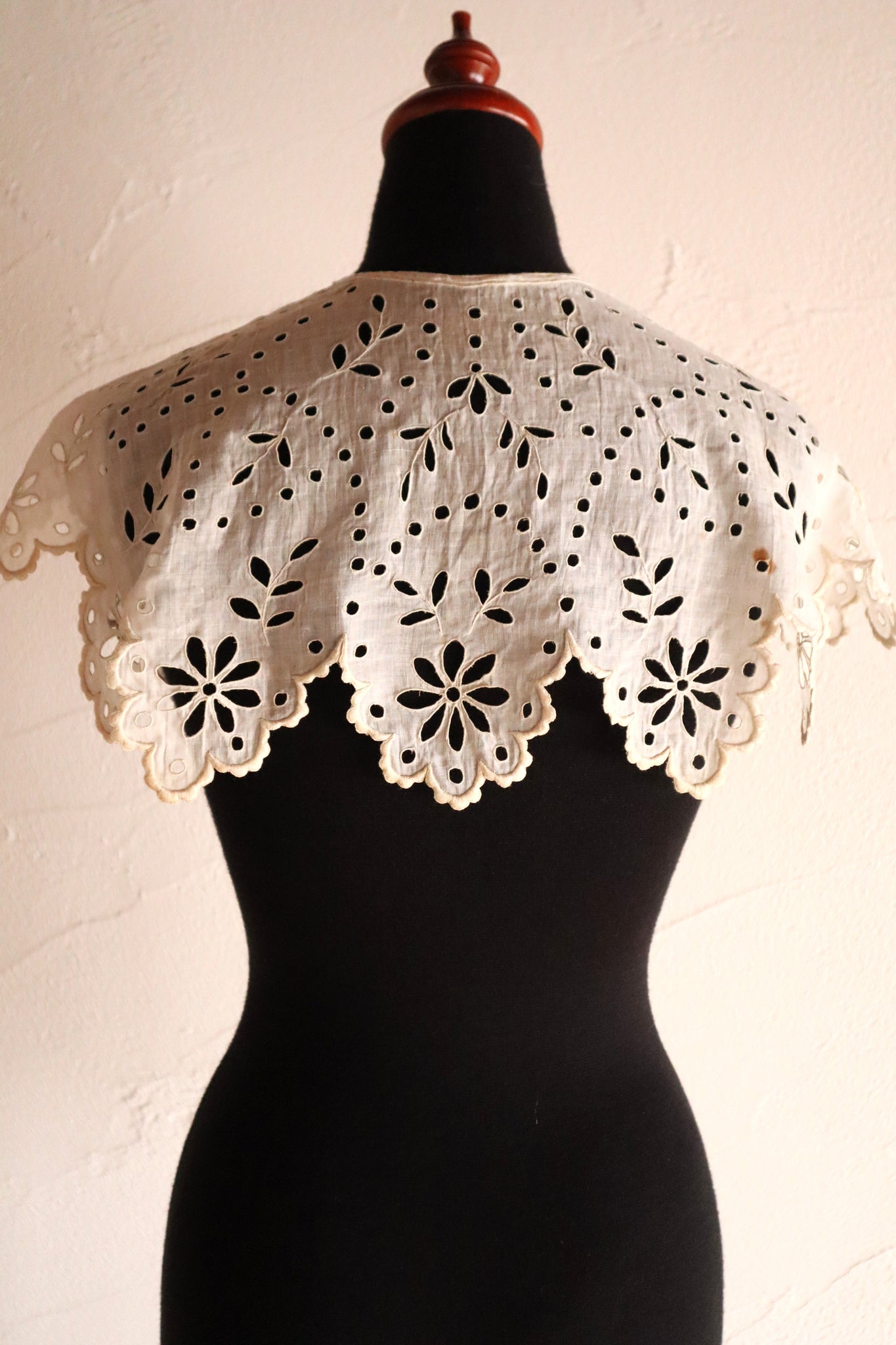 1910s Hand Embroidered Cutwork Linen Collar