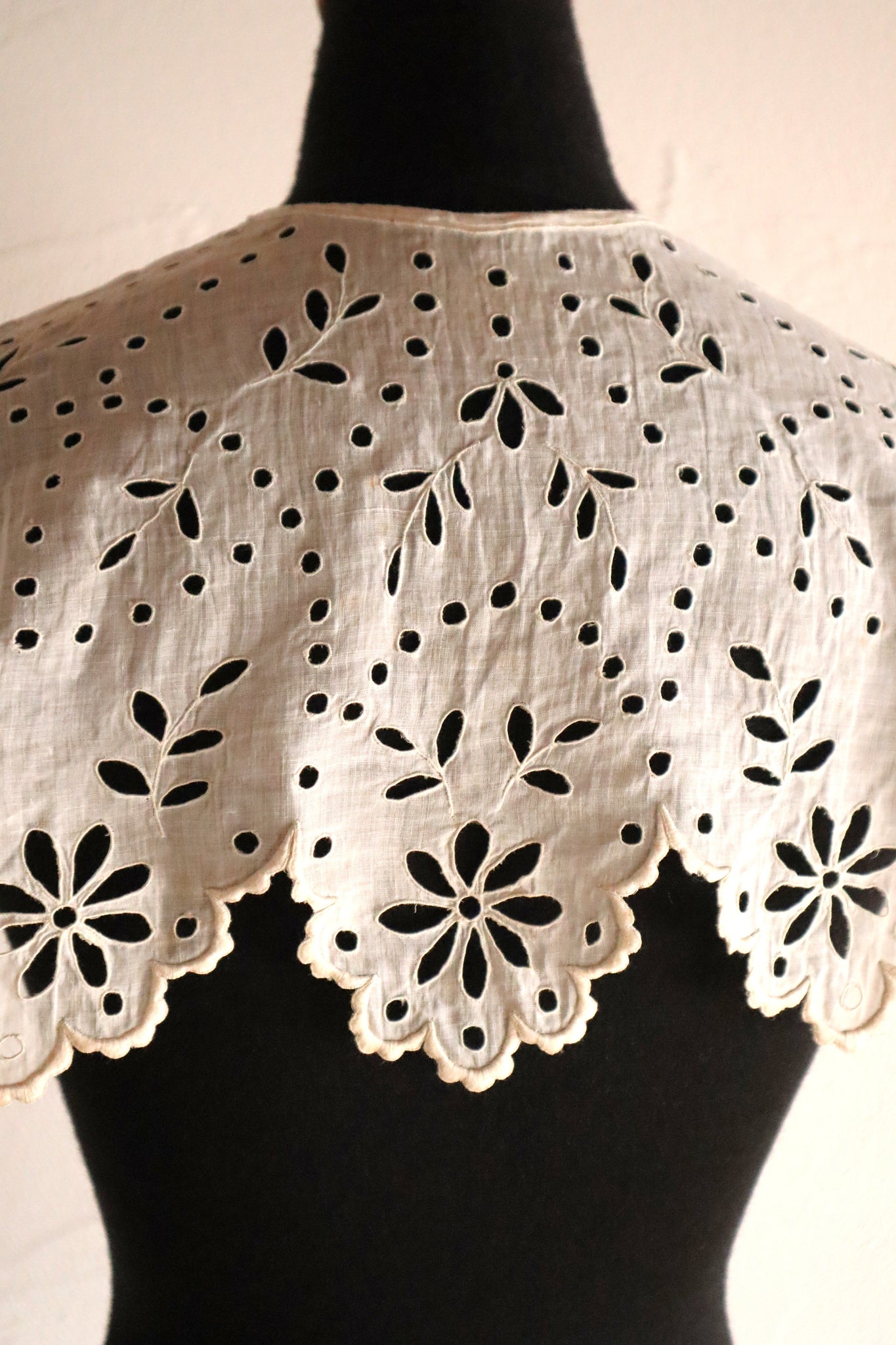 1910s Hand Embroidered Cutwork Linen Collar