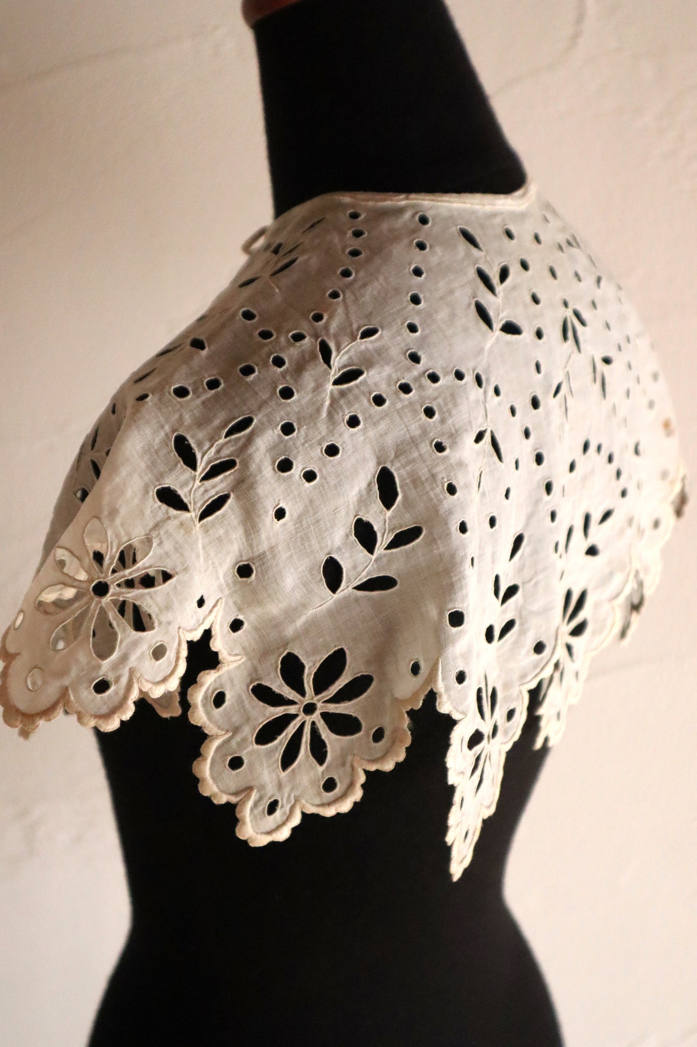 1910s Hand Embroidered Cutwork Linen Collar