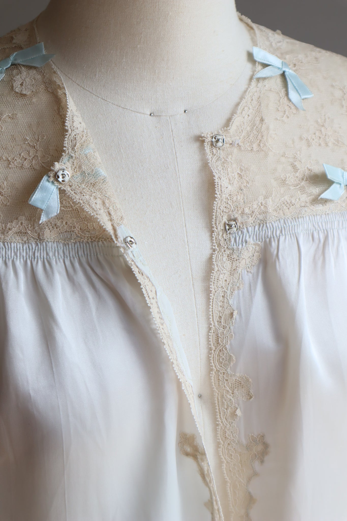 1930s~1940s Ice Blue Satin Bed Jacket