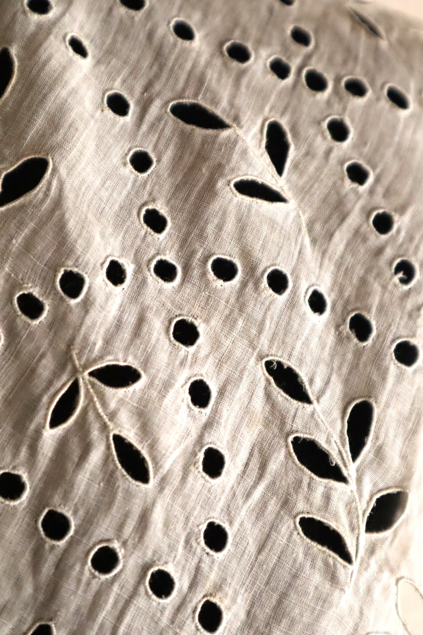 1910s Hand Embroidered Cutwork Linen Collar