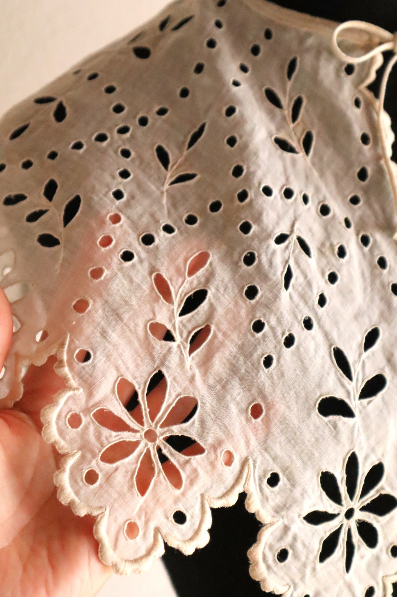 1910s Hand Embroidered Cutwork Linen Collar