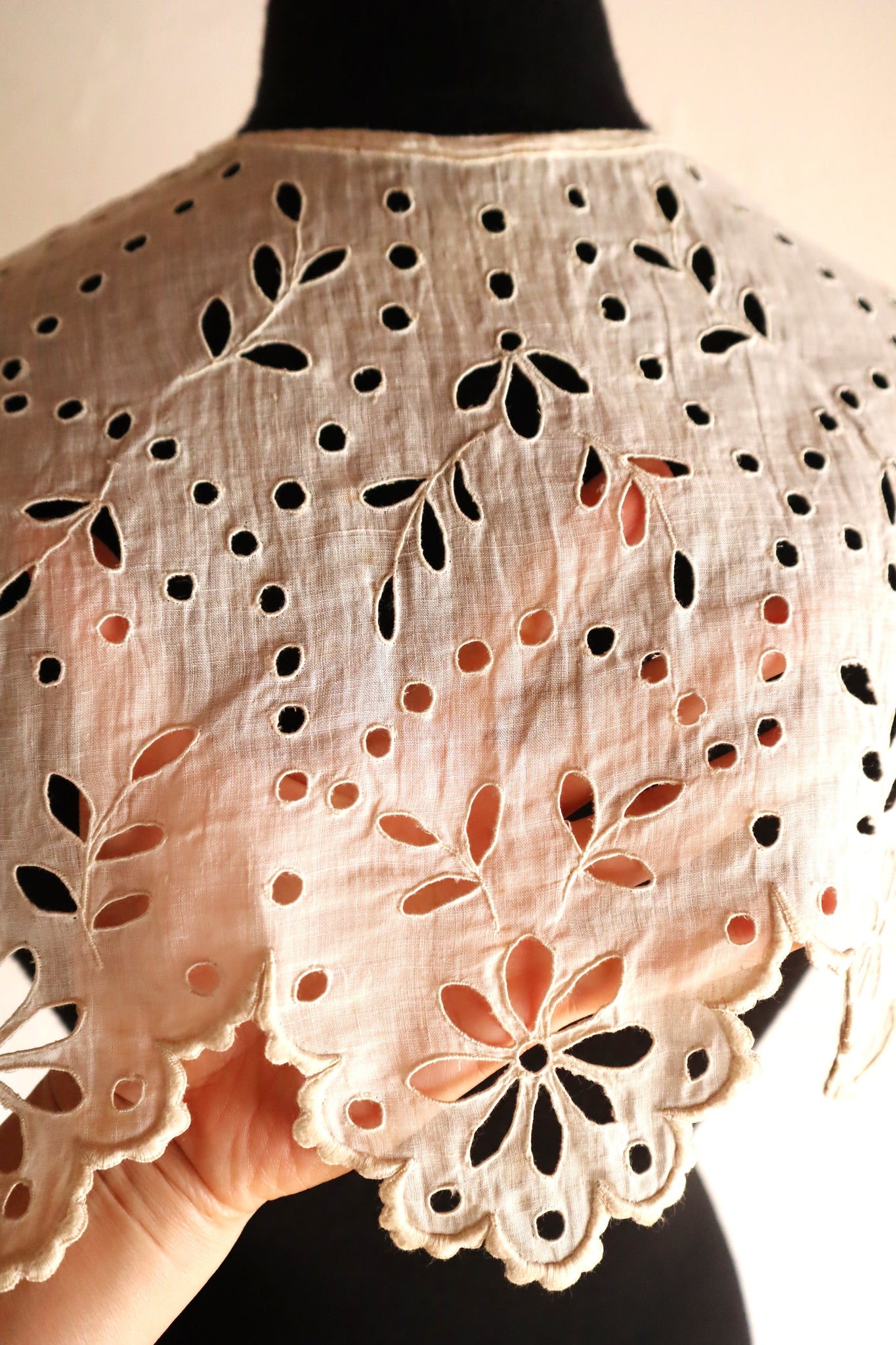 1910s Hand Embroidered Cutwork Linen Collar