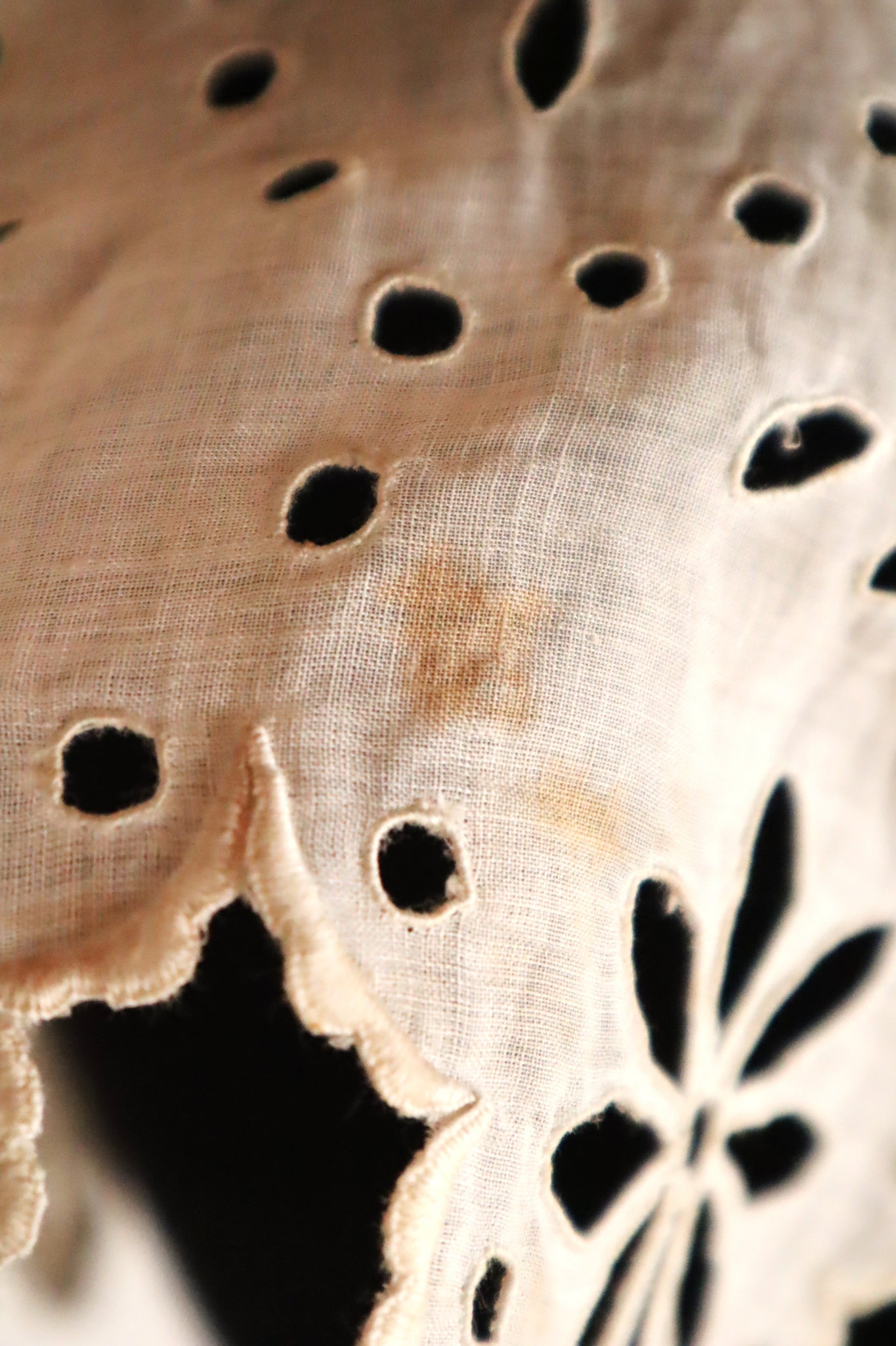 1910s Hand Embroidered Cutwork Linen Collar