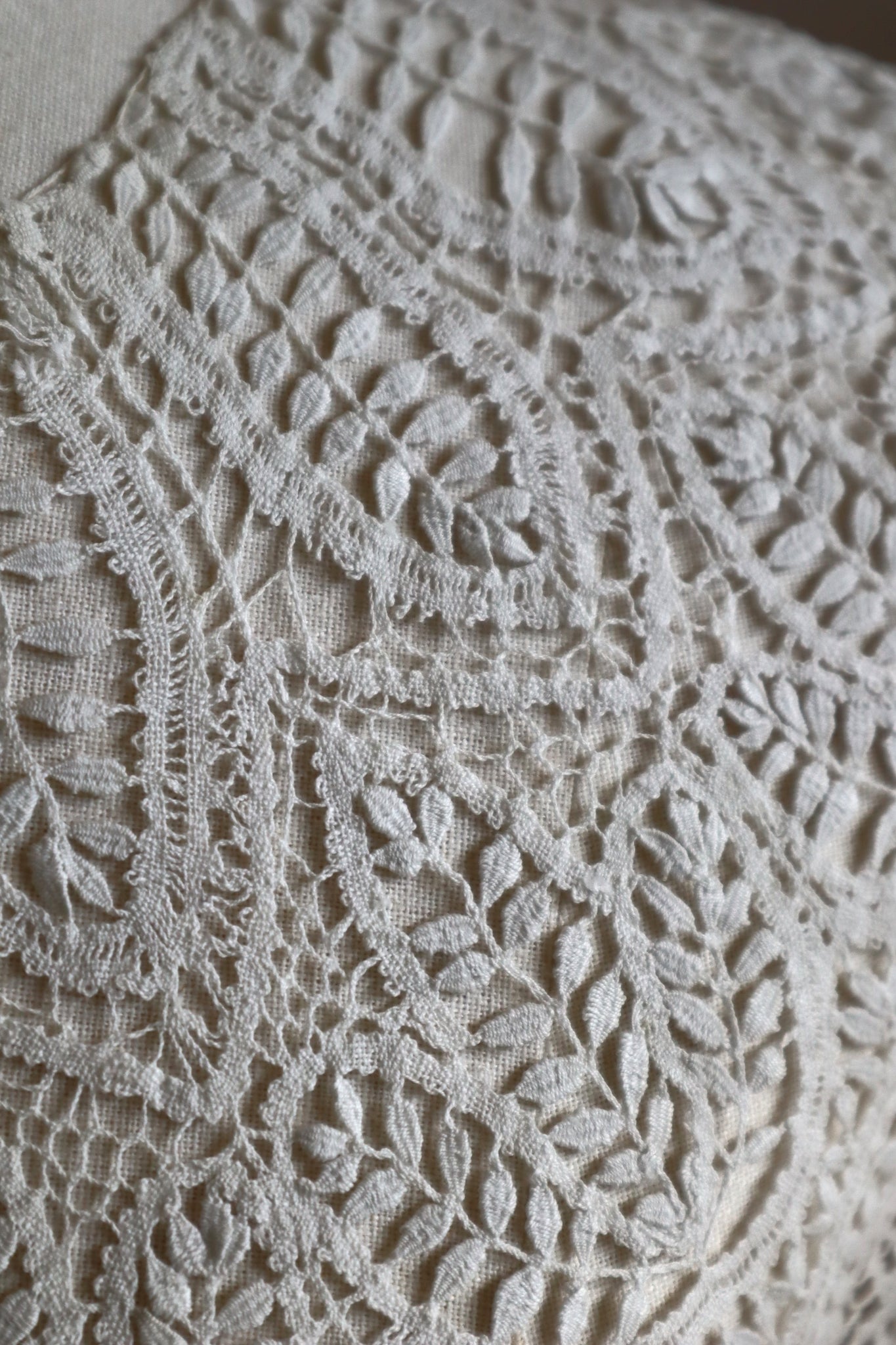 Late 19th Century Linen Maltese Lace Bertha Collar