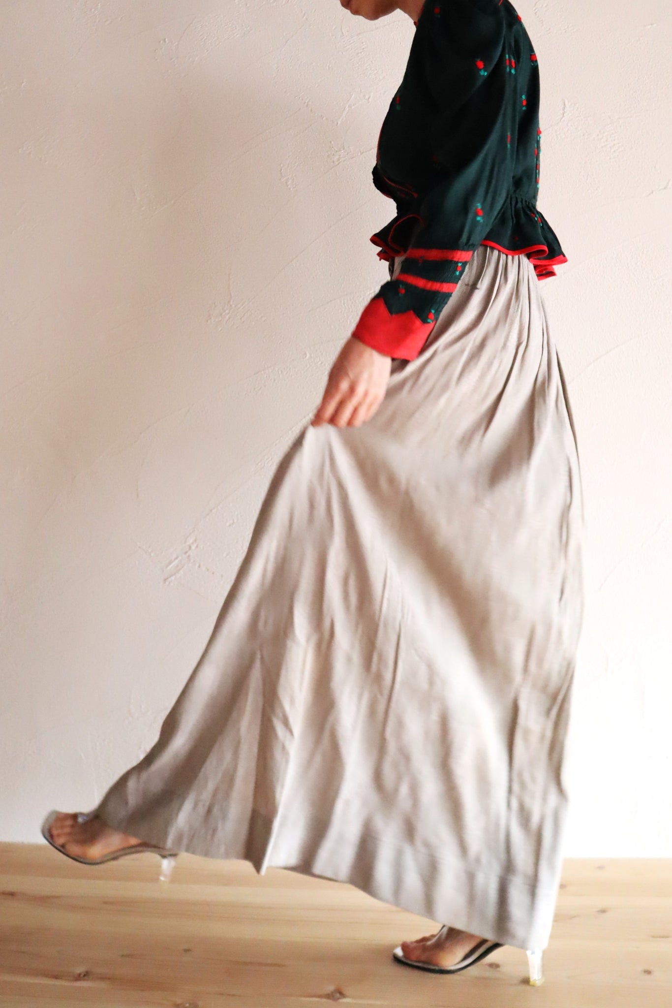 Late 1930s French Silk Jacquard Skirt with Decorative Shell Buttons