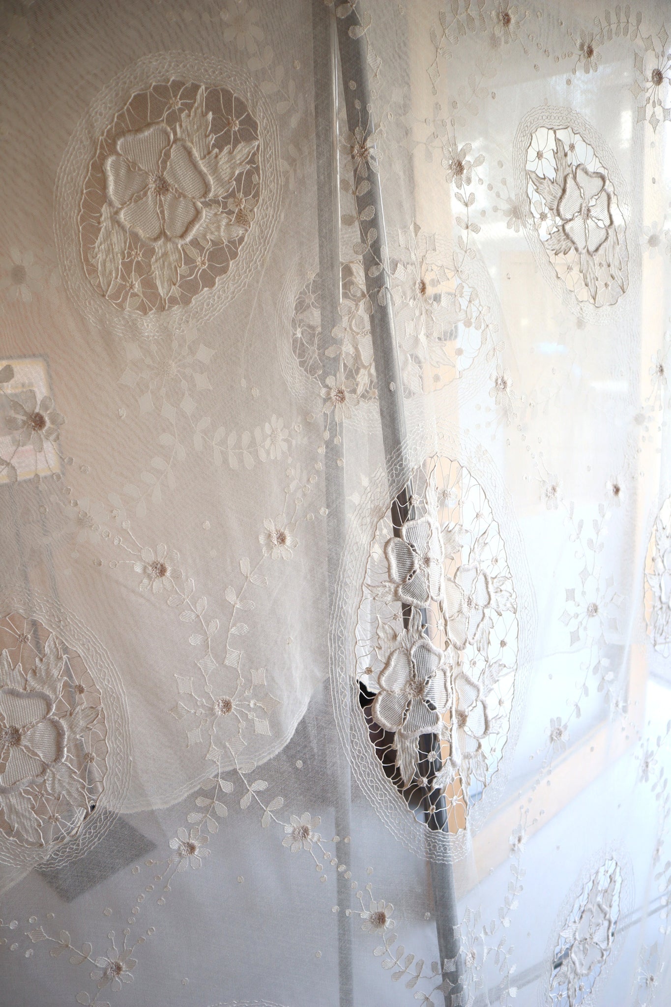 1930s Floral Lace Bed Cover