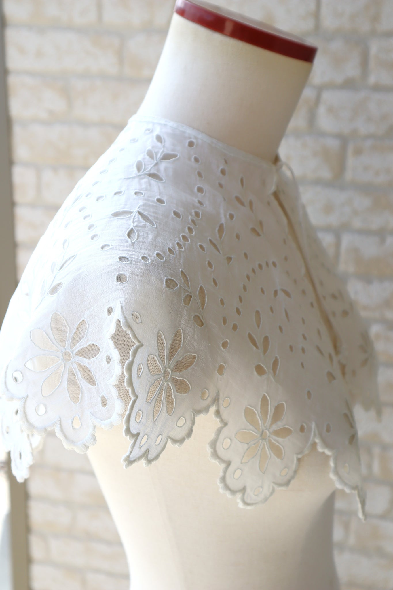 1910s Hand Embroidered Cutwork Linen Collar