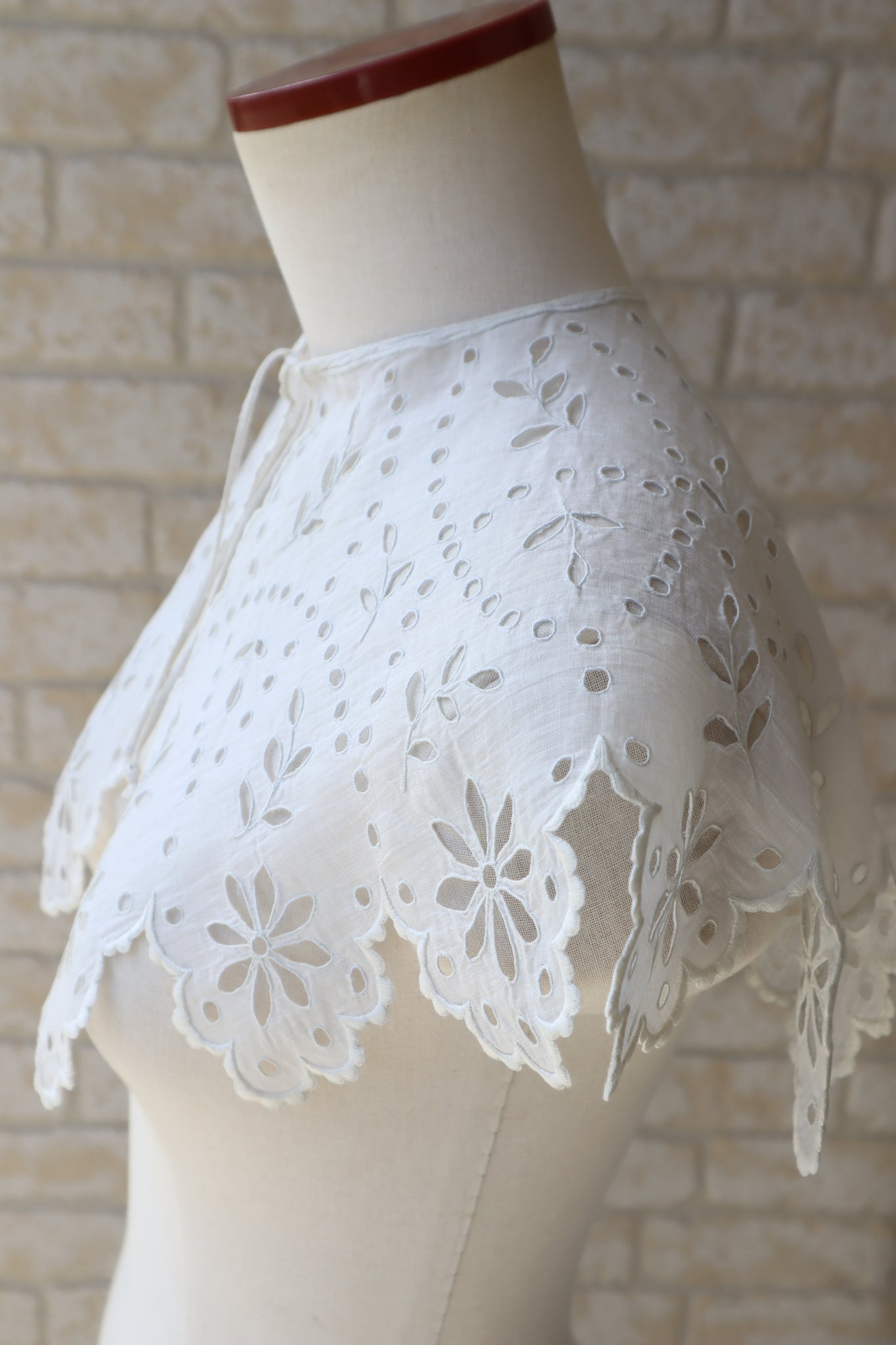 1910s Hand Embroidered Cutwork Linen Collar