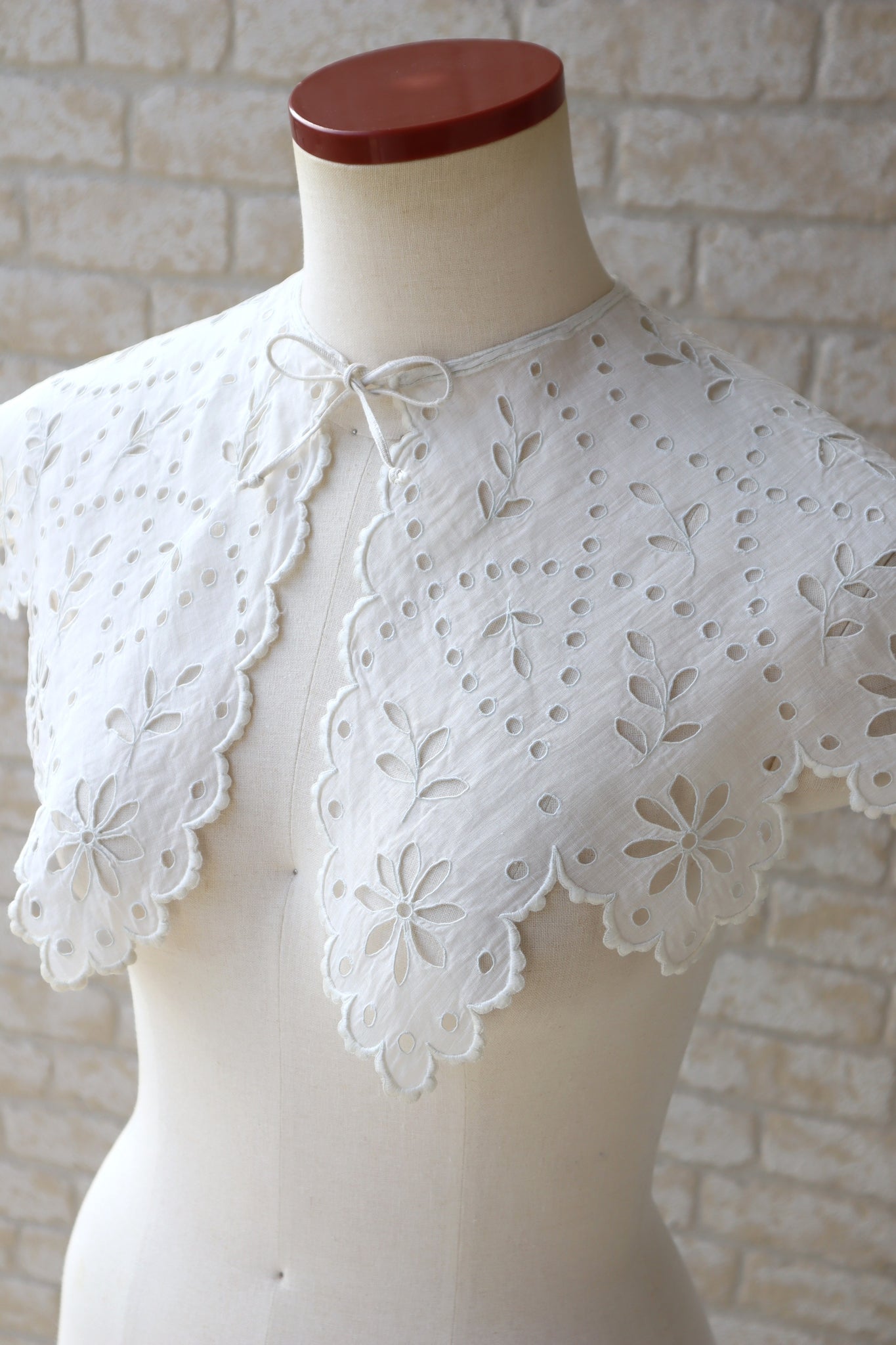 1910s Hand Embroidered Cutwork Linen Collar