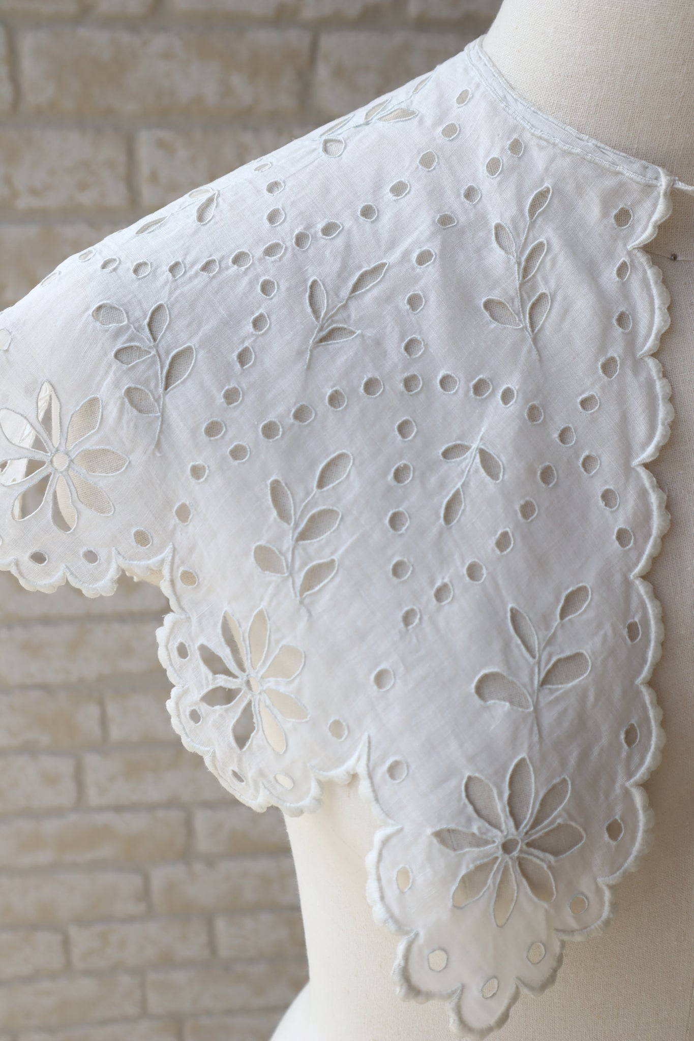 1910s Hand Embroidered Cutwork Linen Collar