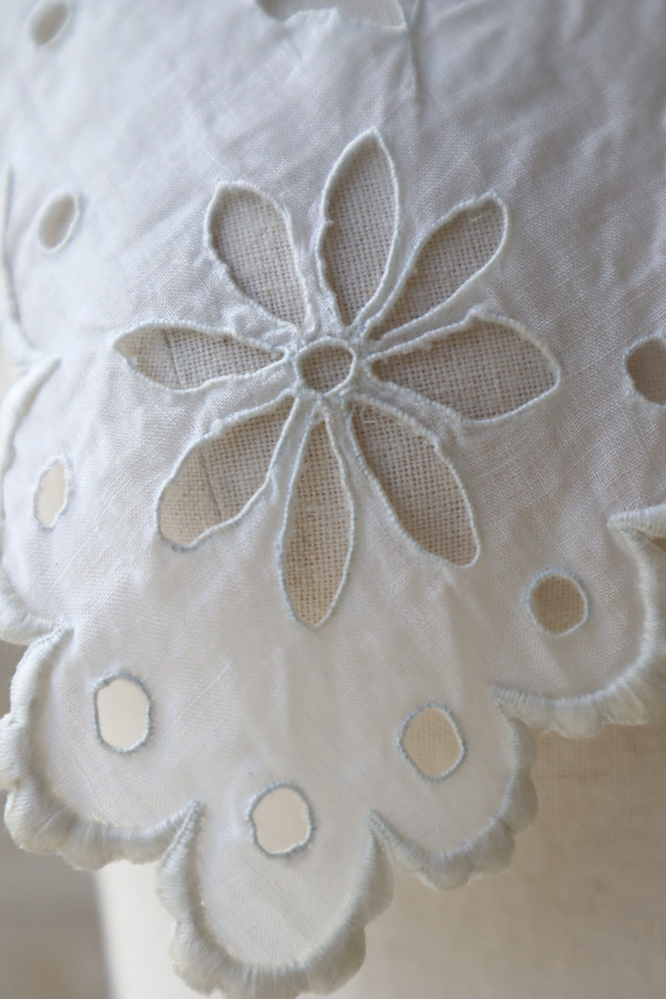 1910s Hand Embroidered Cutwork Linen Collar