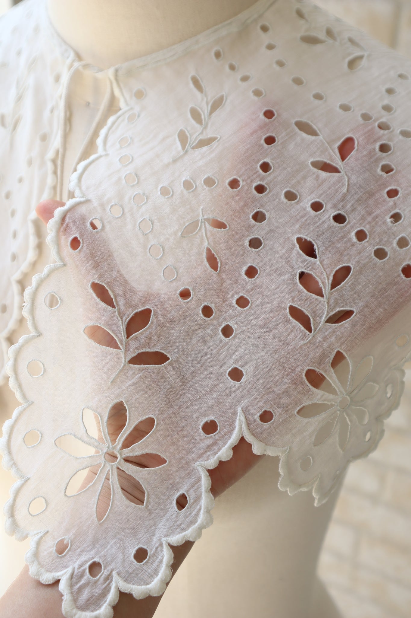 1910s Hand Embroidered Cutwork Linen Collar