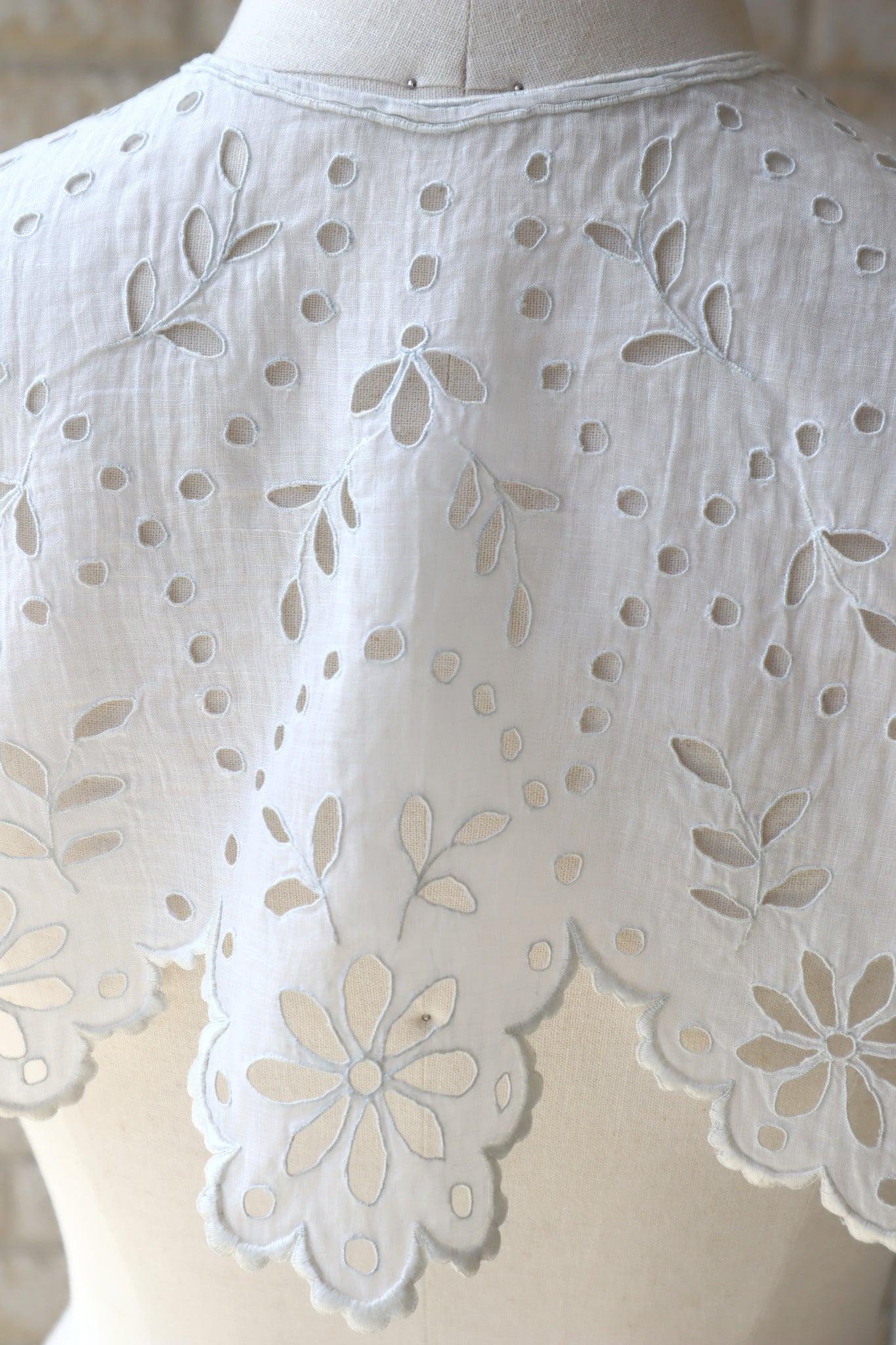 1910s Hand Embroidered Cutwork Linen Collar