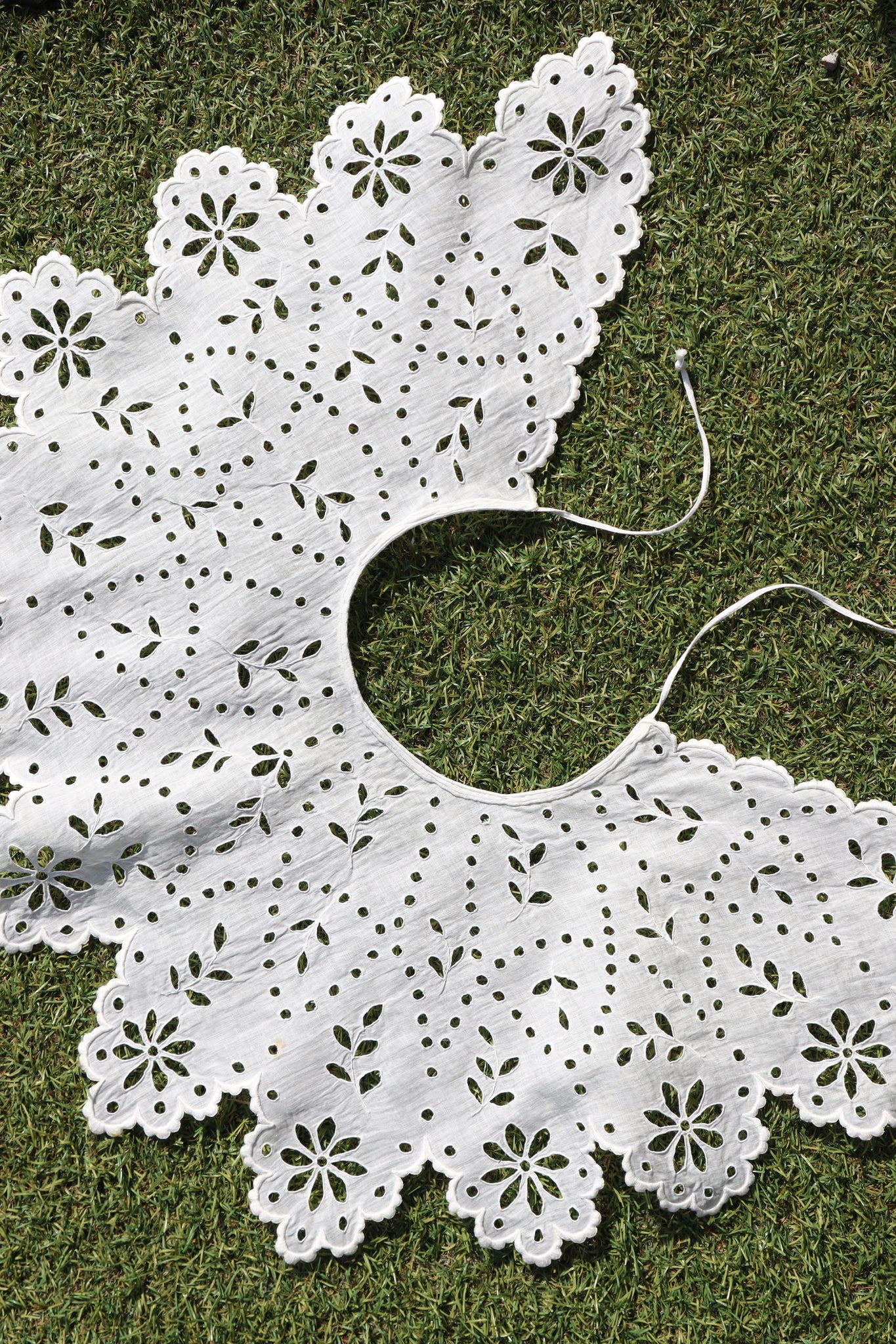 1910s Hand Embroidered Cutwork Linen Collar