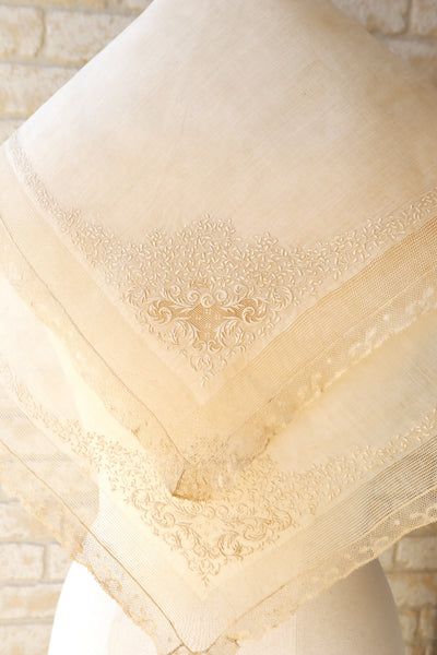 1900s French Linen Hand-Embroidered Cloth with Bobbin Lace Trim