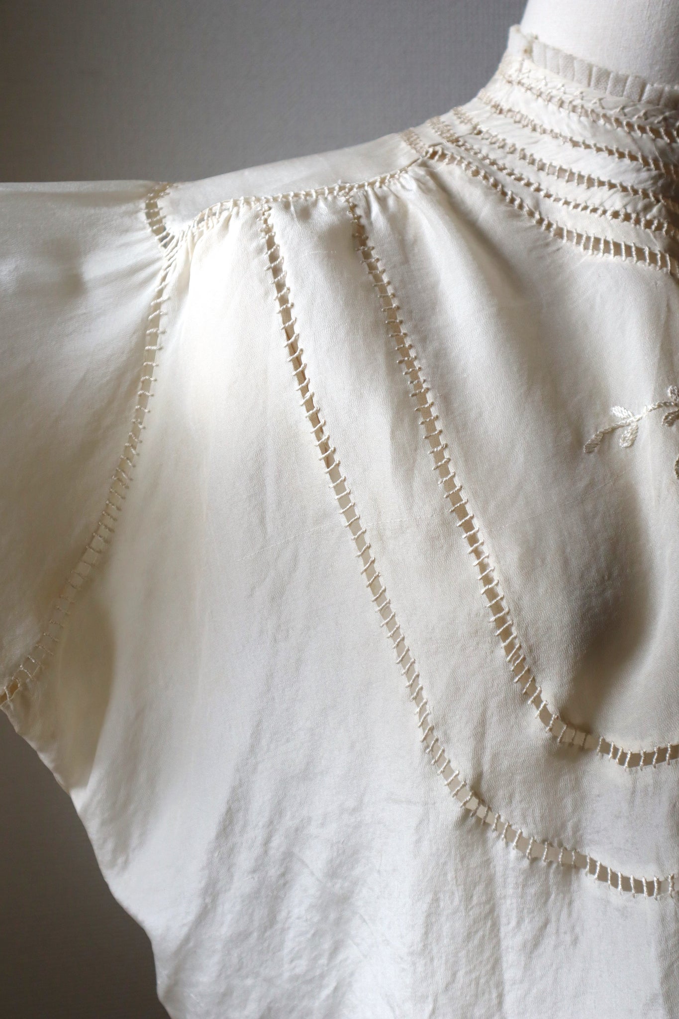 1900s Hand Embroidery Silk Blouse