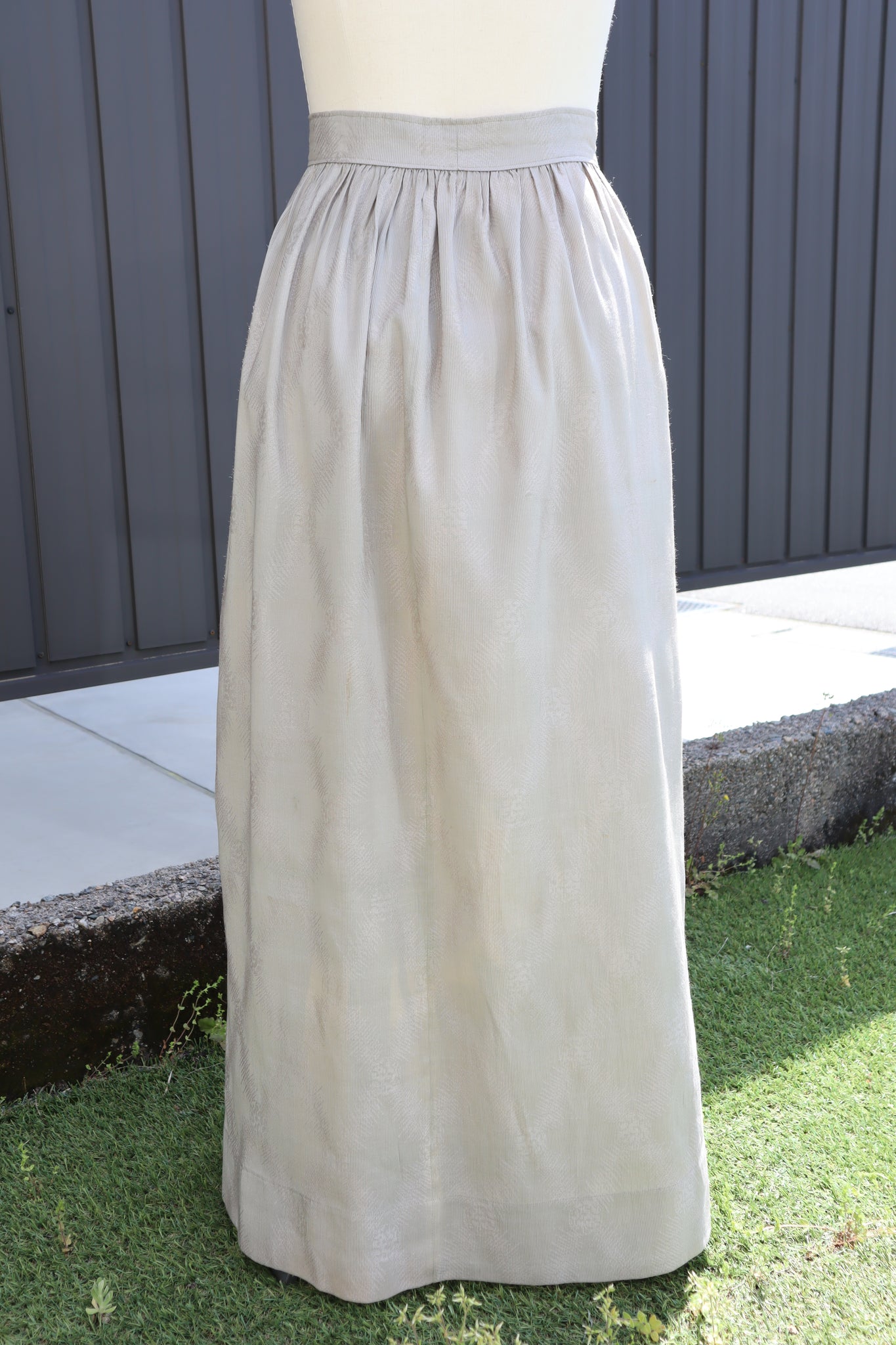Late 1930s French Silk Jacquard Skirt with Decorative Shell Buttons