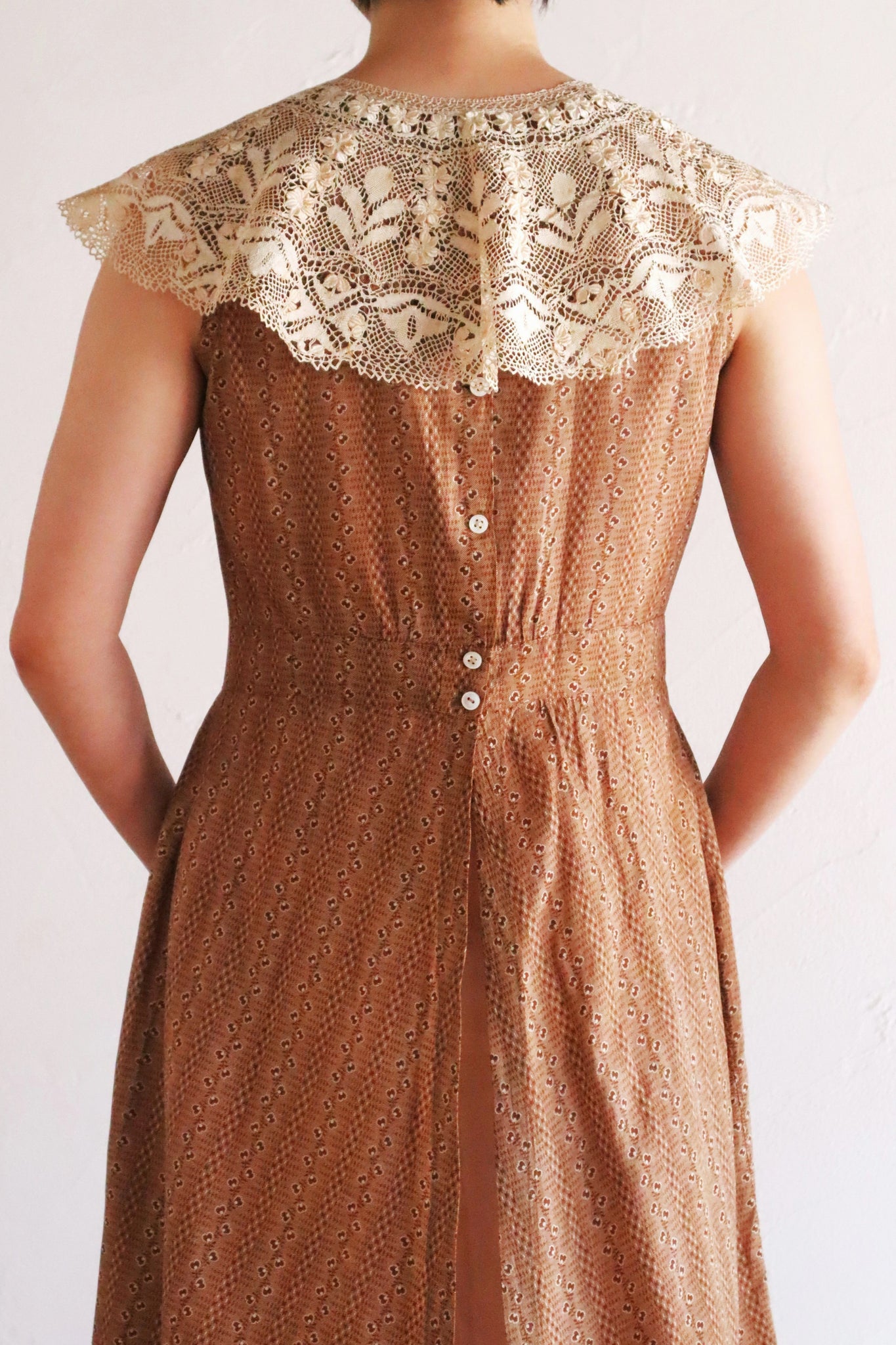 1900s Ecru Silk Maltese Lace Collar