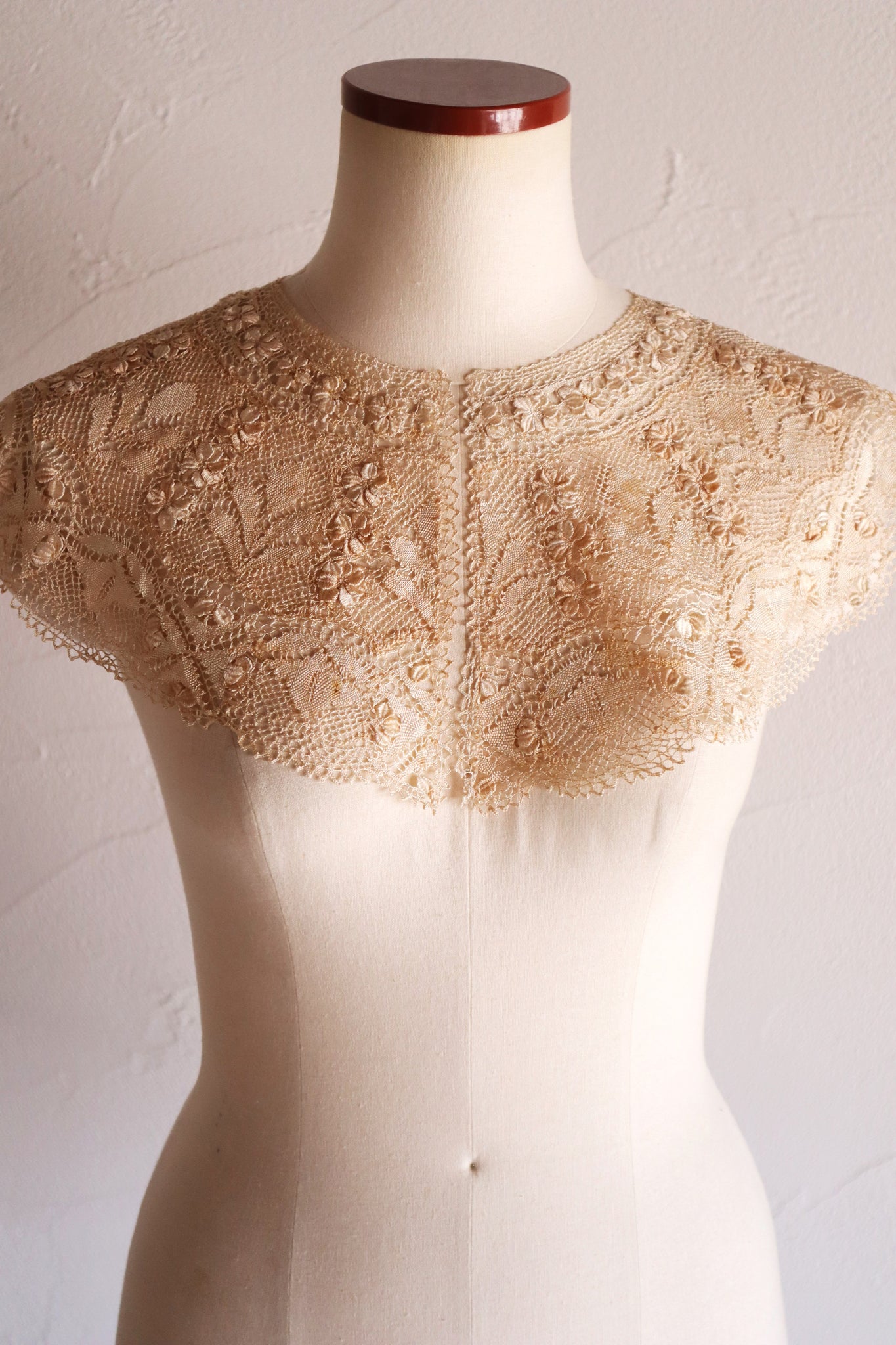 1900s Ecru Silk Maltese Lace Collar