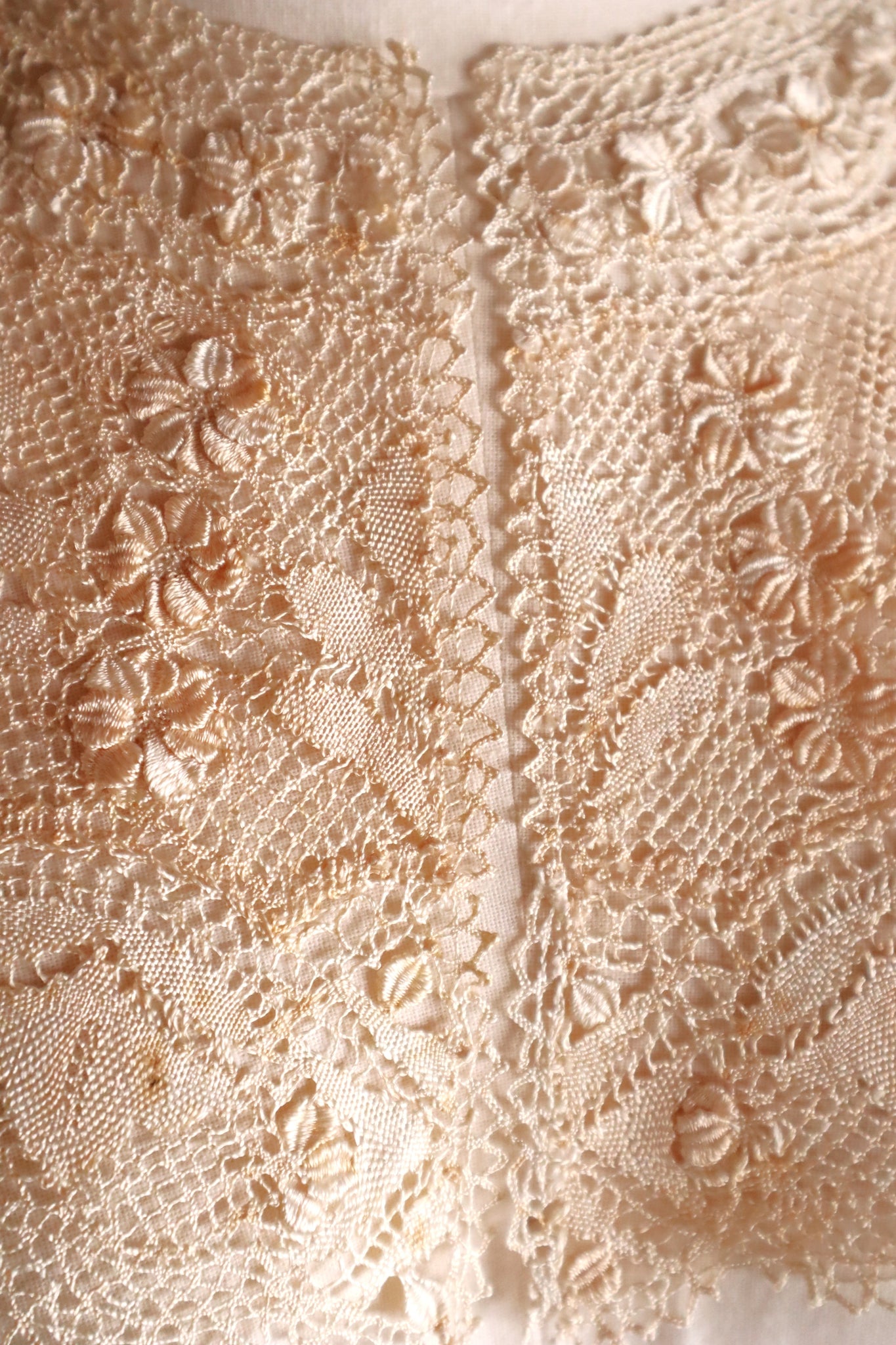 1900s Ecru Silk Maltese Lace Collar