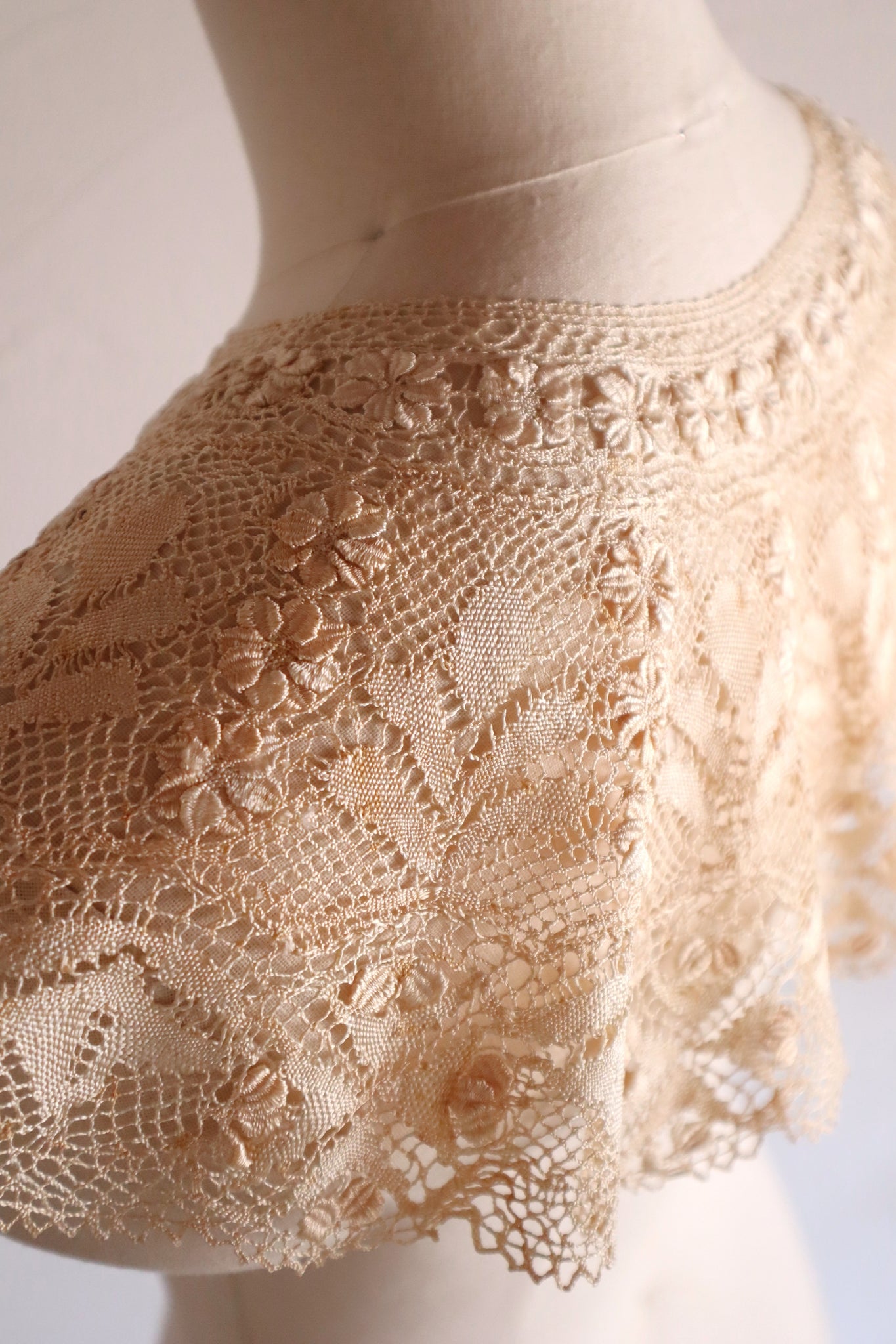 1900s Ecru Silk Maltese Lace Collar