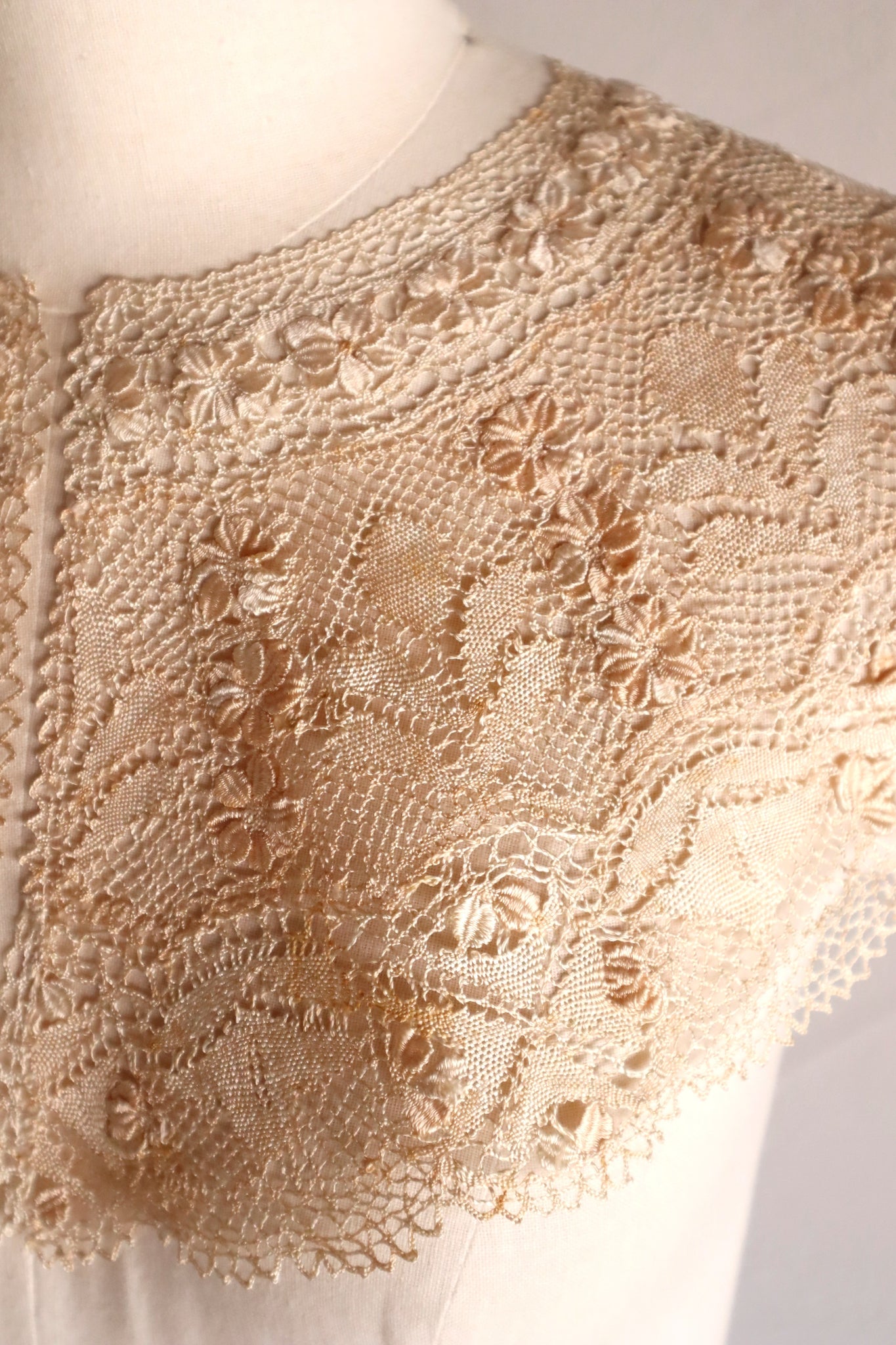1900s Ecru Silk Maltese Lace Collar