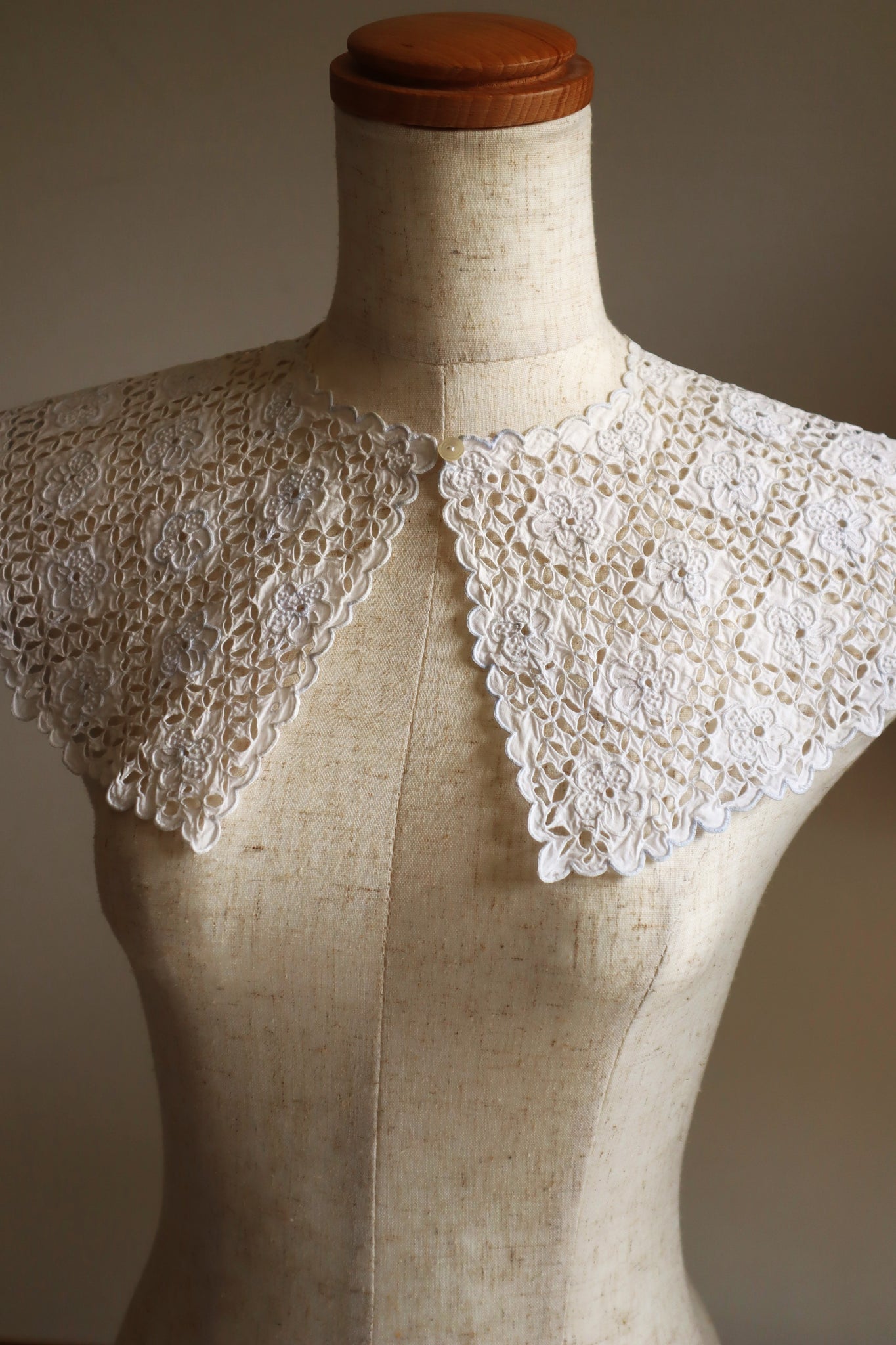 1910s Hand Cutwork Lace Collar