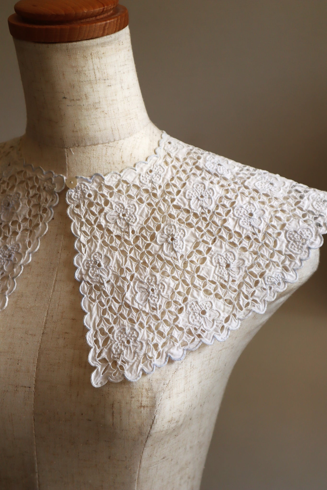 1910s Hand Cutwork Lace Collar