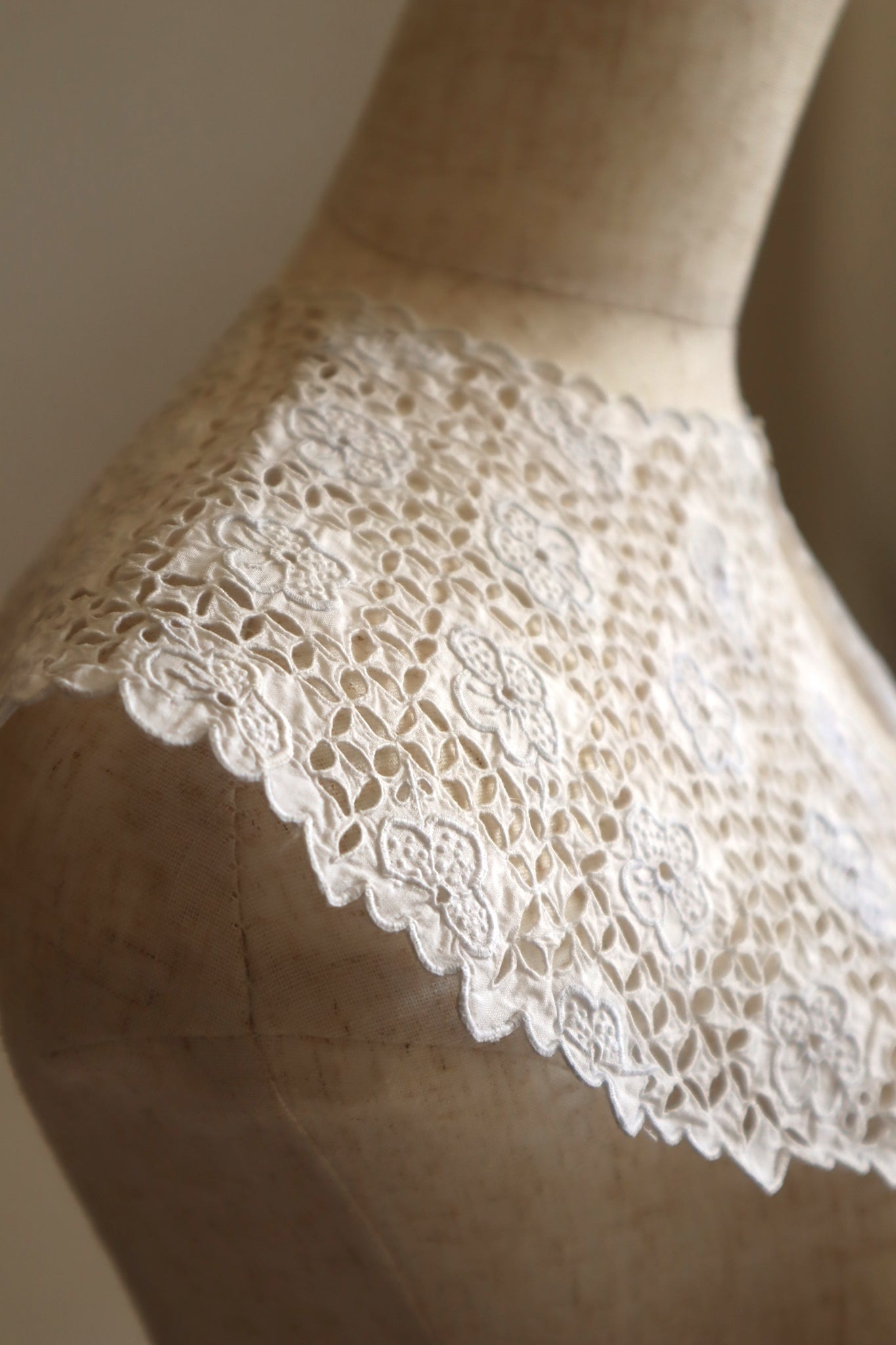 1910s Hand Cutwork Lace Collar