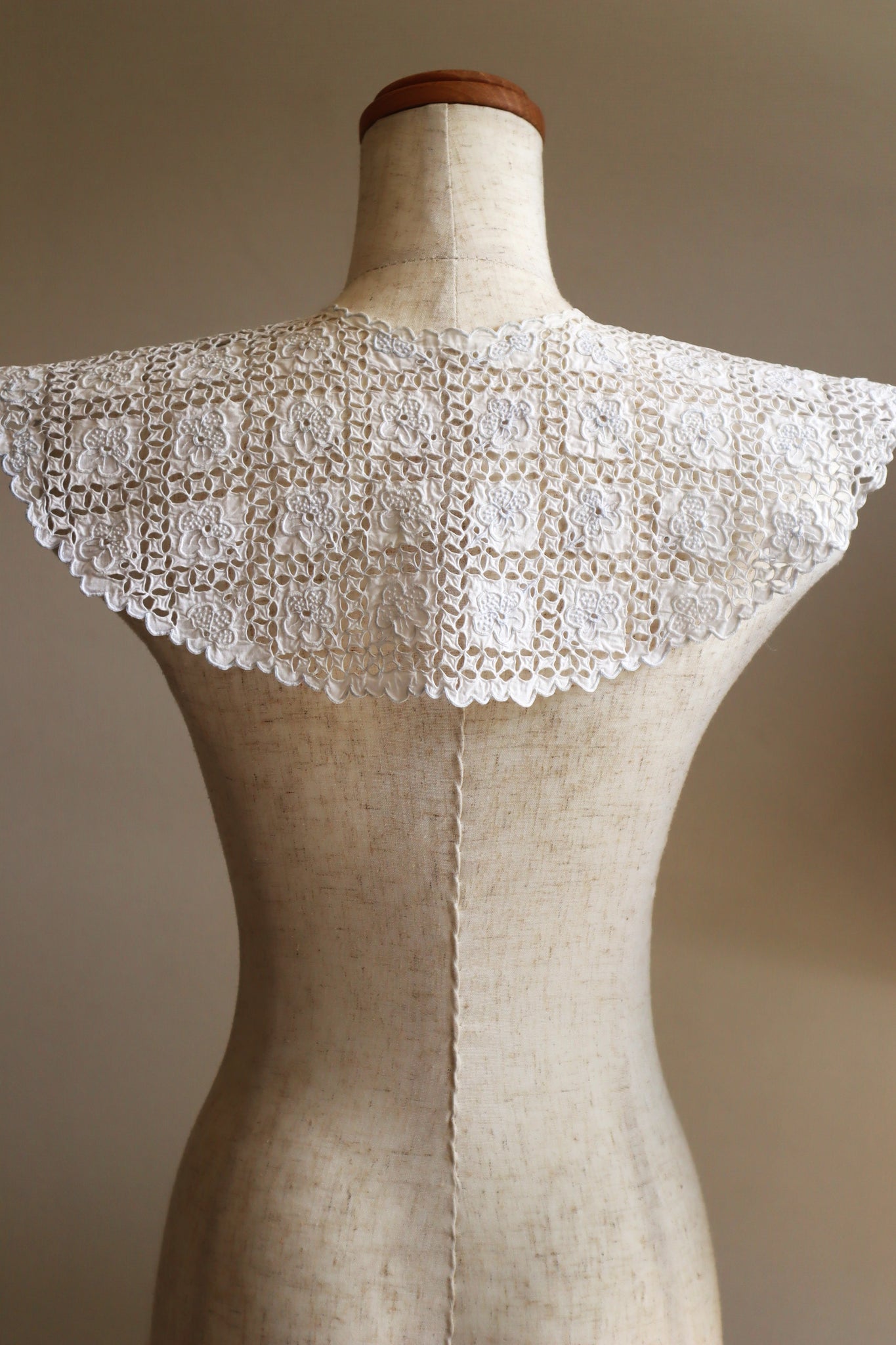 1910s Hand Cutwork Lace Collar