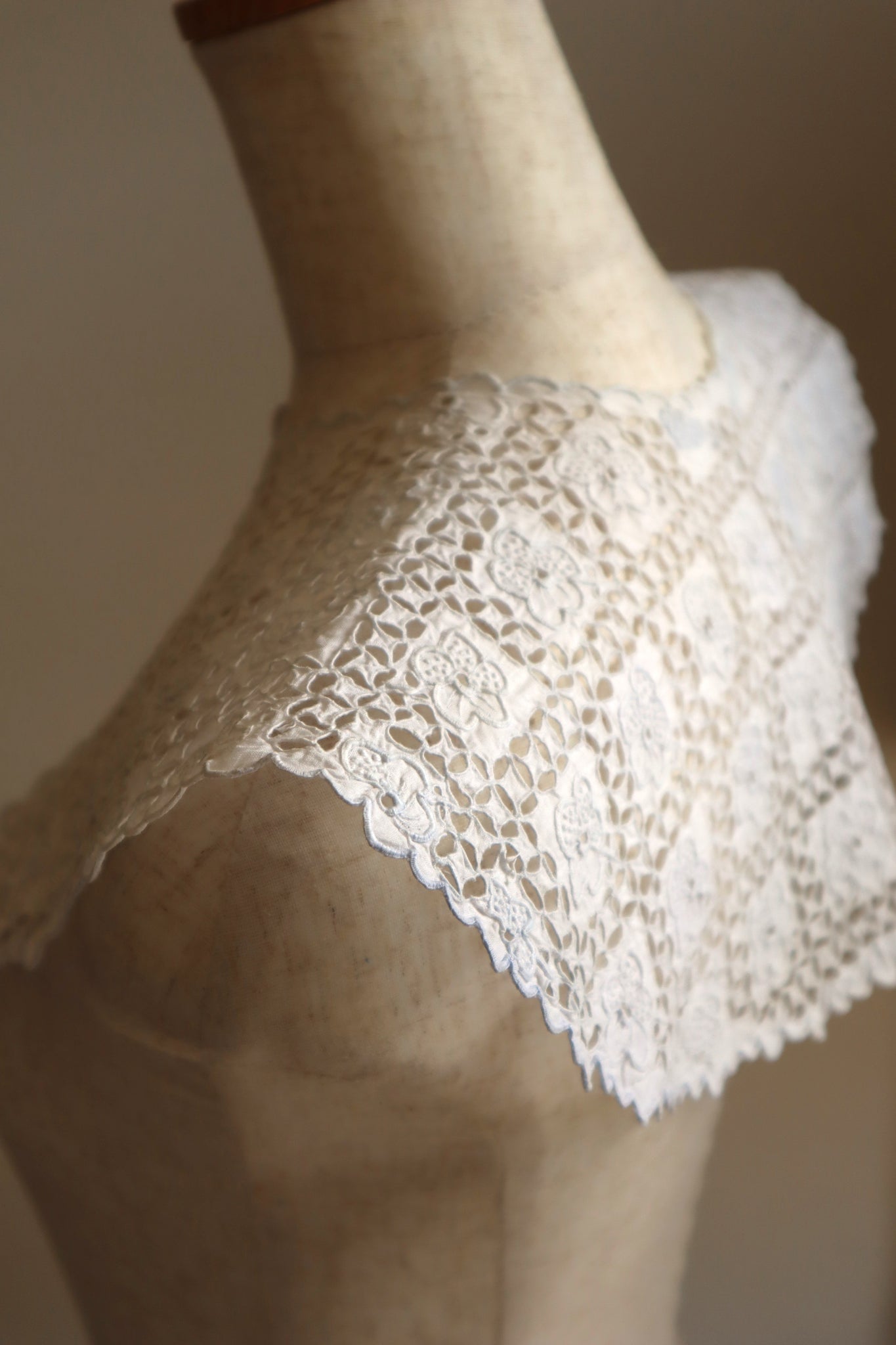 1910s Hand Cutwork Lace Collar
