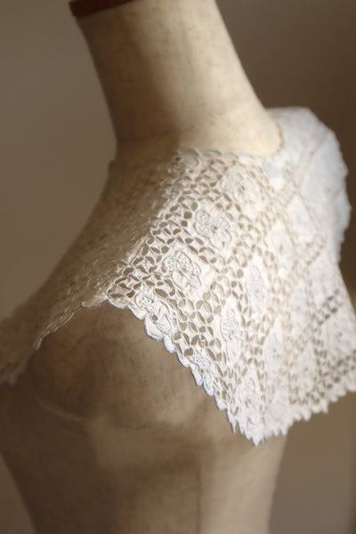 1910s Hand Cutwork Lace Collar