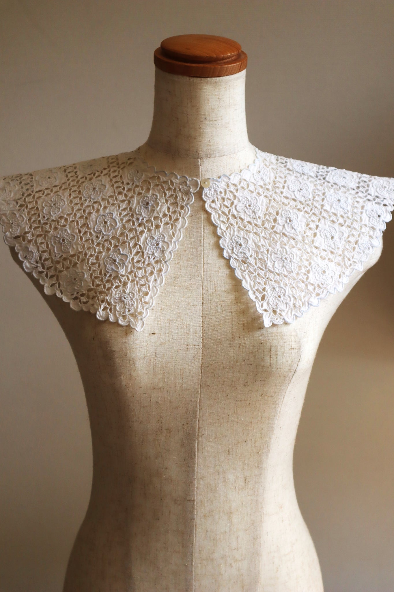 1910s Hand Cutwork Lace Collar