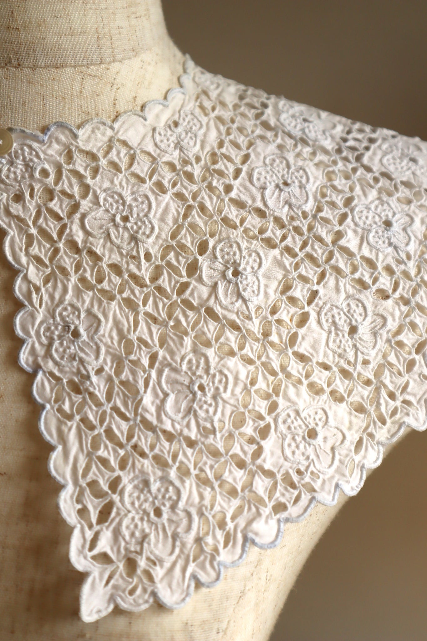 1910s Hand Cutwork Lace Collar