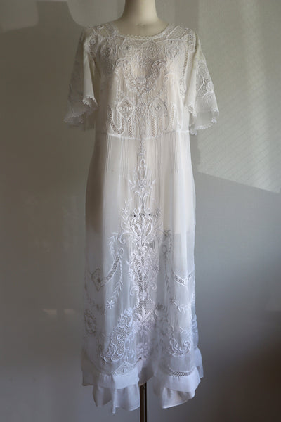 1900s Embroidered Flower Muslin Cotton Dress